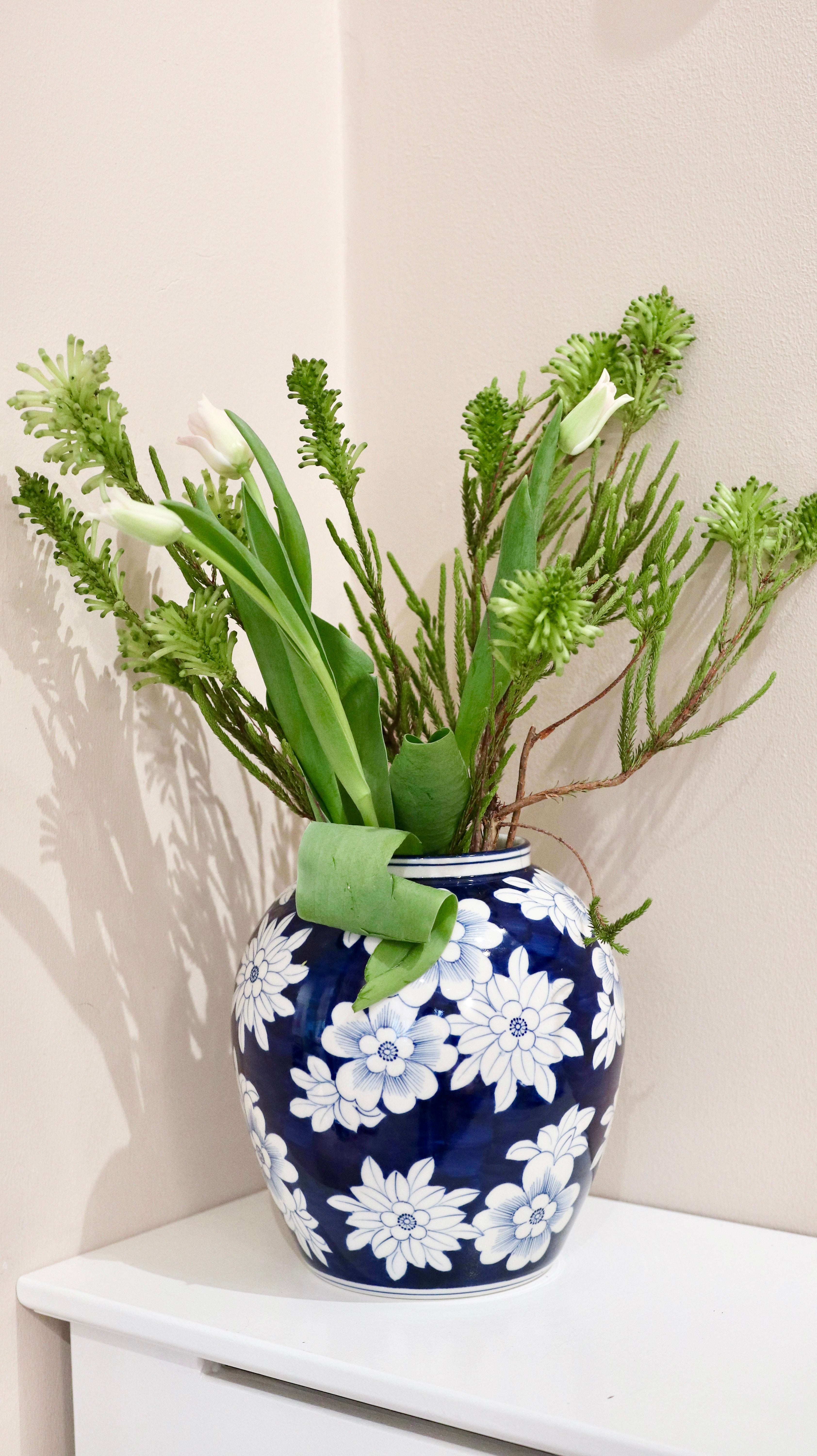 Høj vase i mørkeblå med hvide blomster