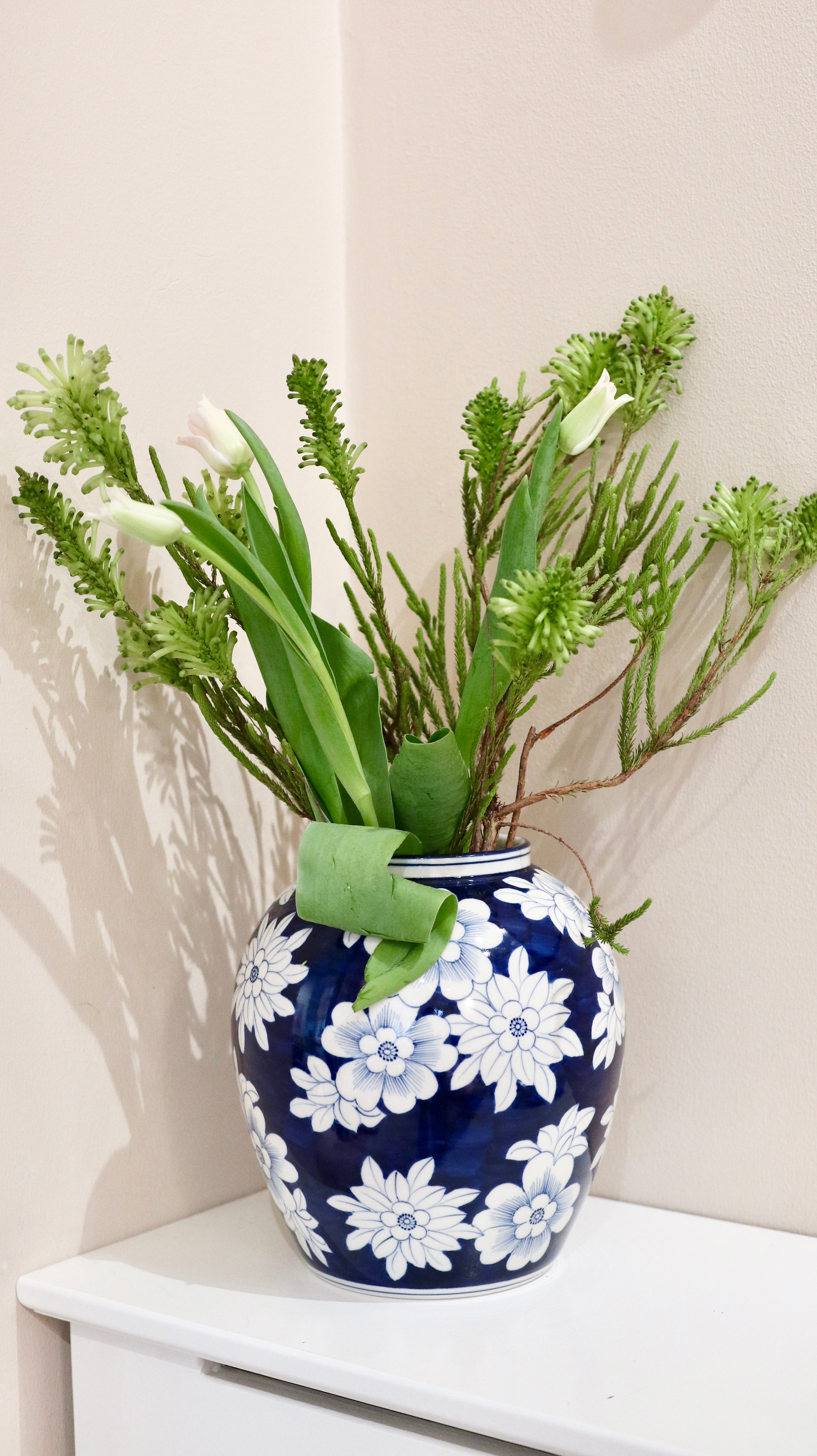 Vase in dark blue with white flowers