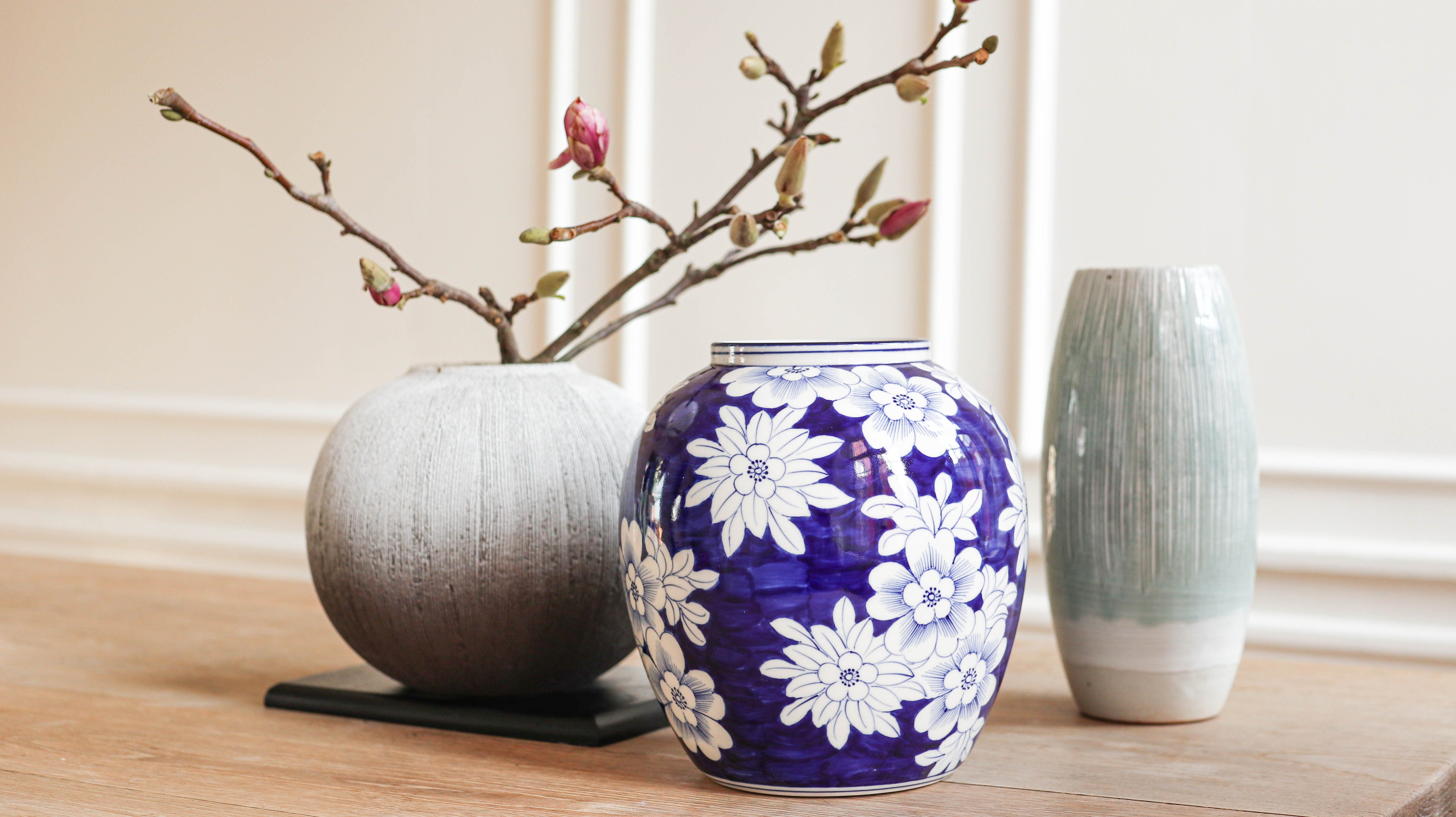 Vase in dark blue with white flowers