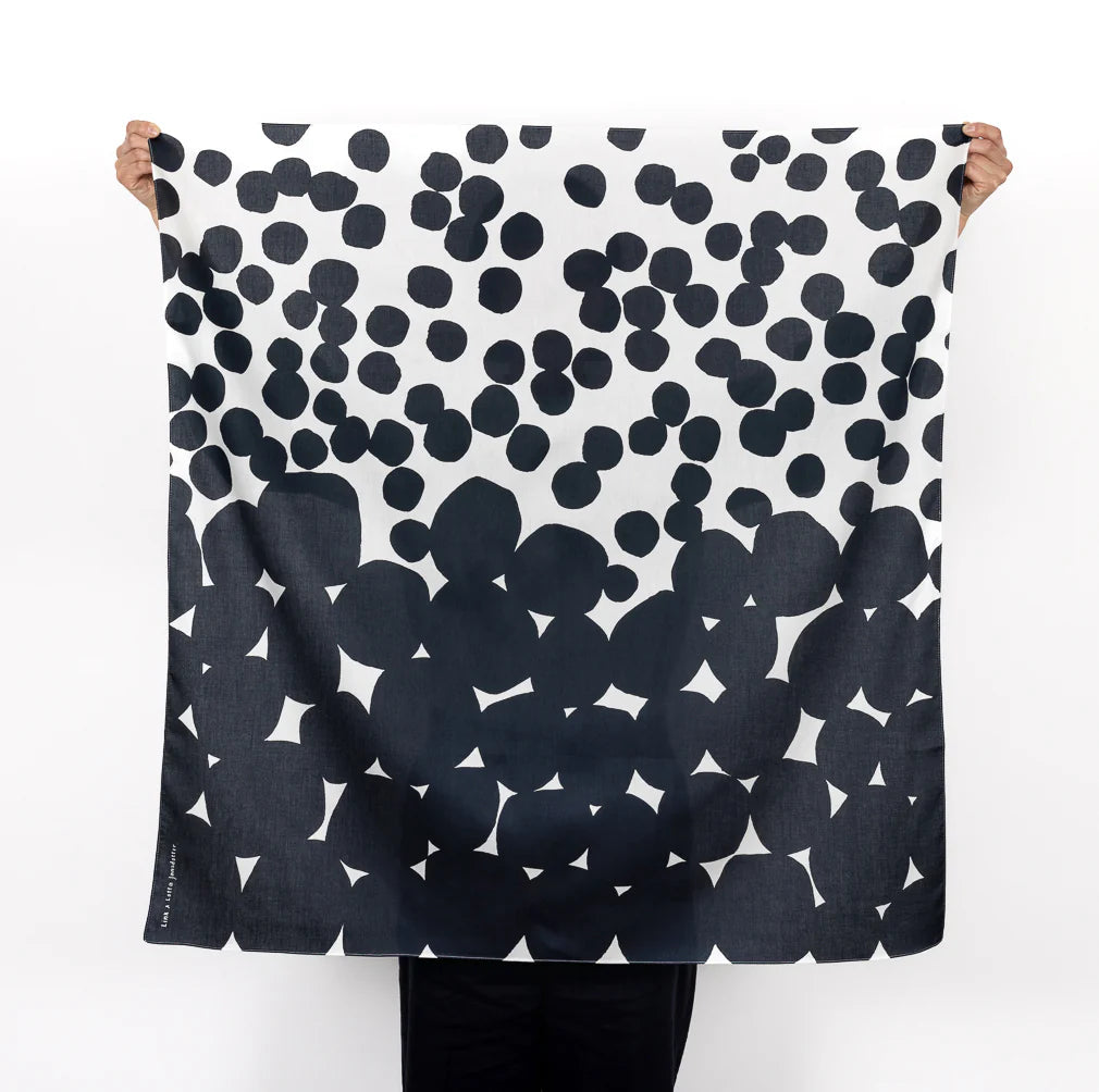 Japansk vægophæng: Furoshiki med midnatsblå cirkler