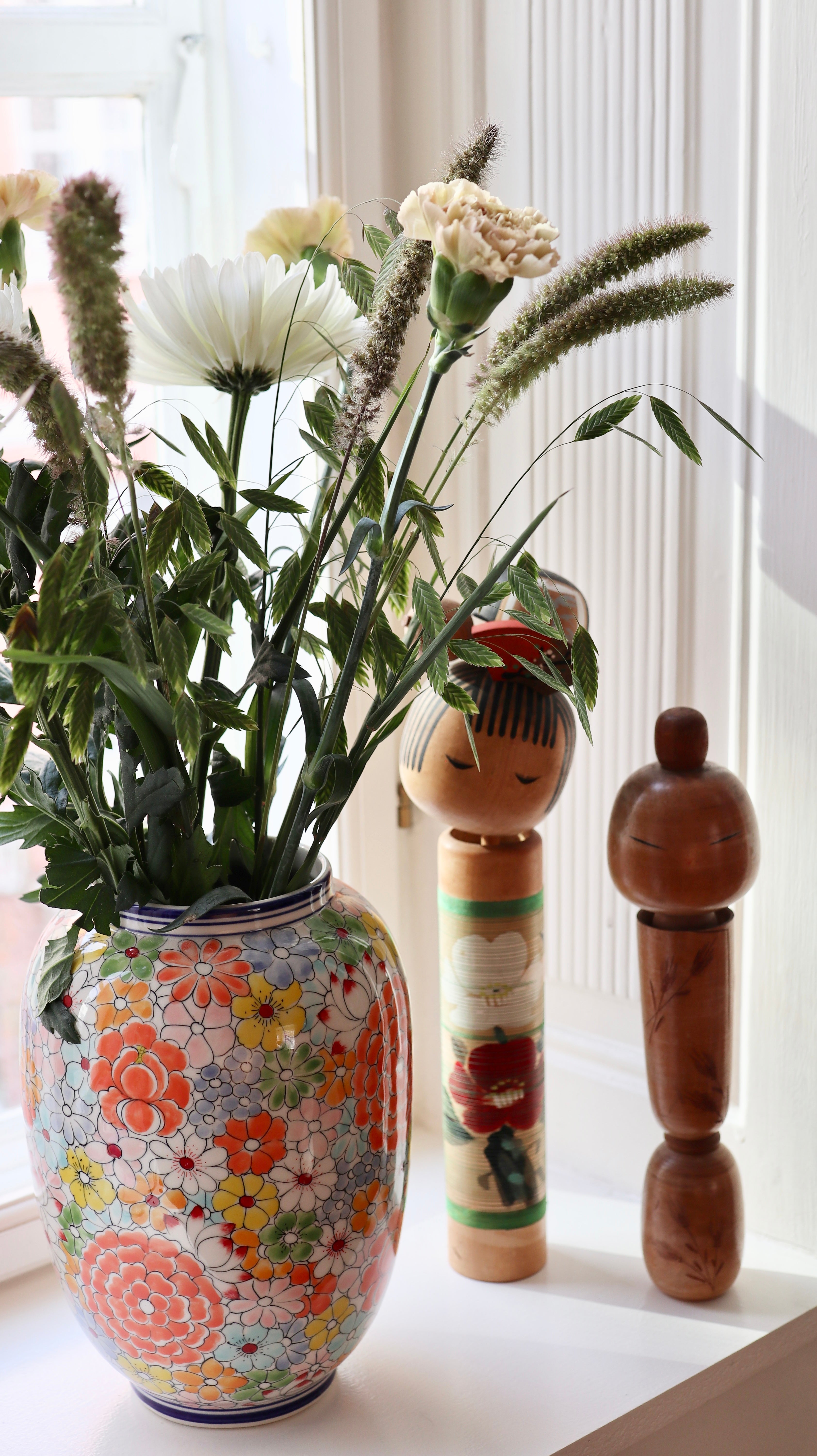 Høj oval vase med blomster