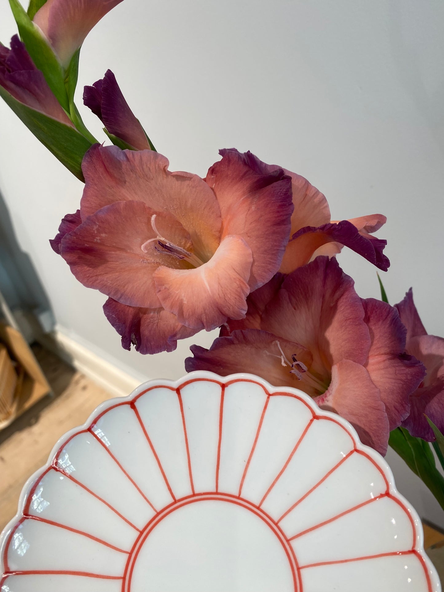 Japansk blomstertallerken med røde detaljer