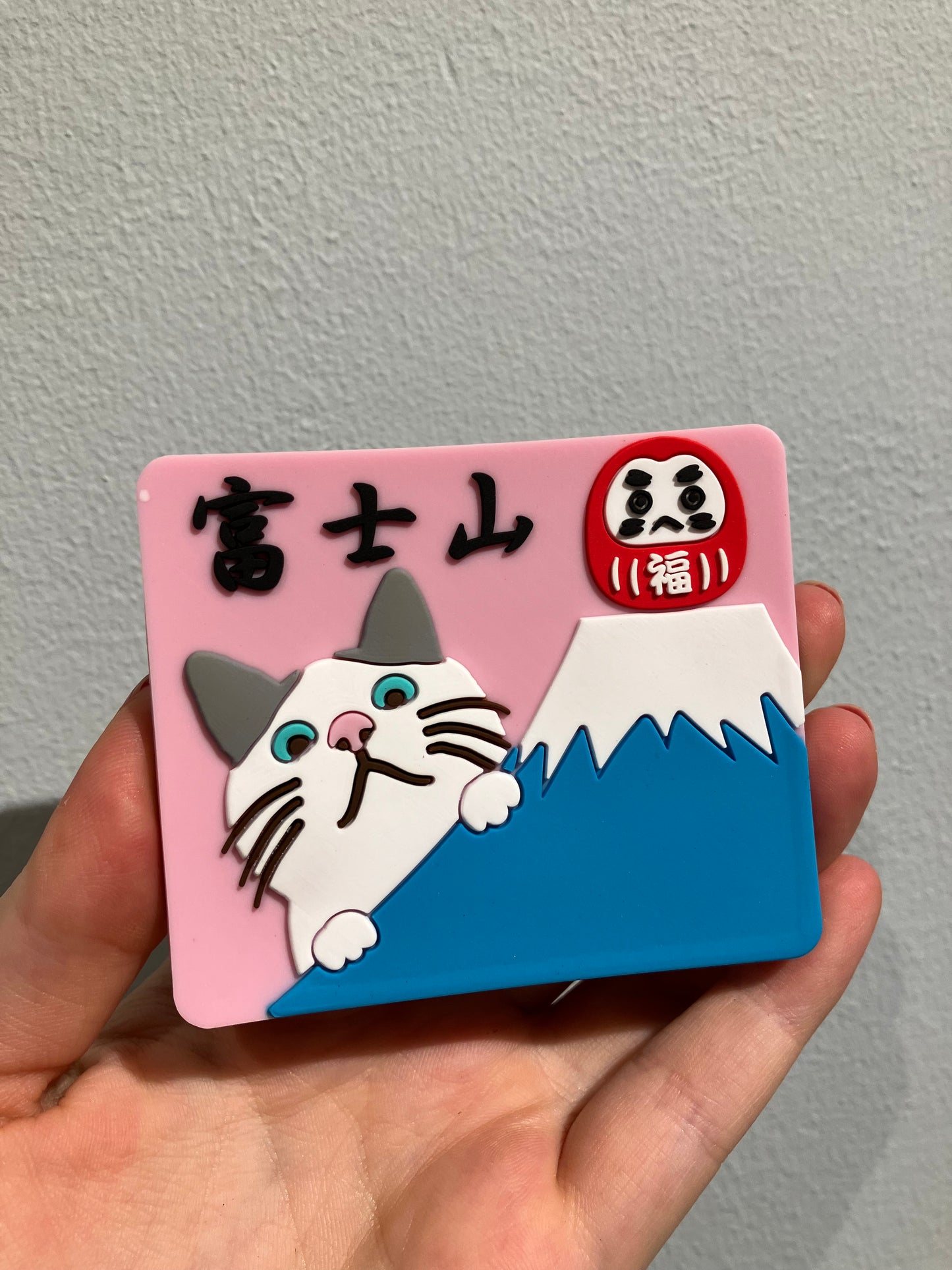 Magnet med Mount Fuji, kat og Daruma