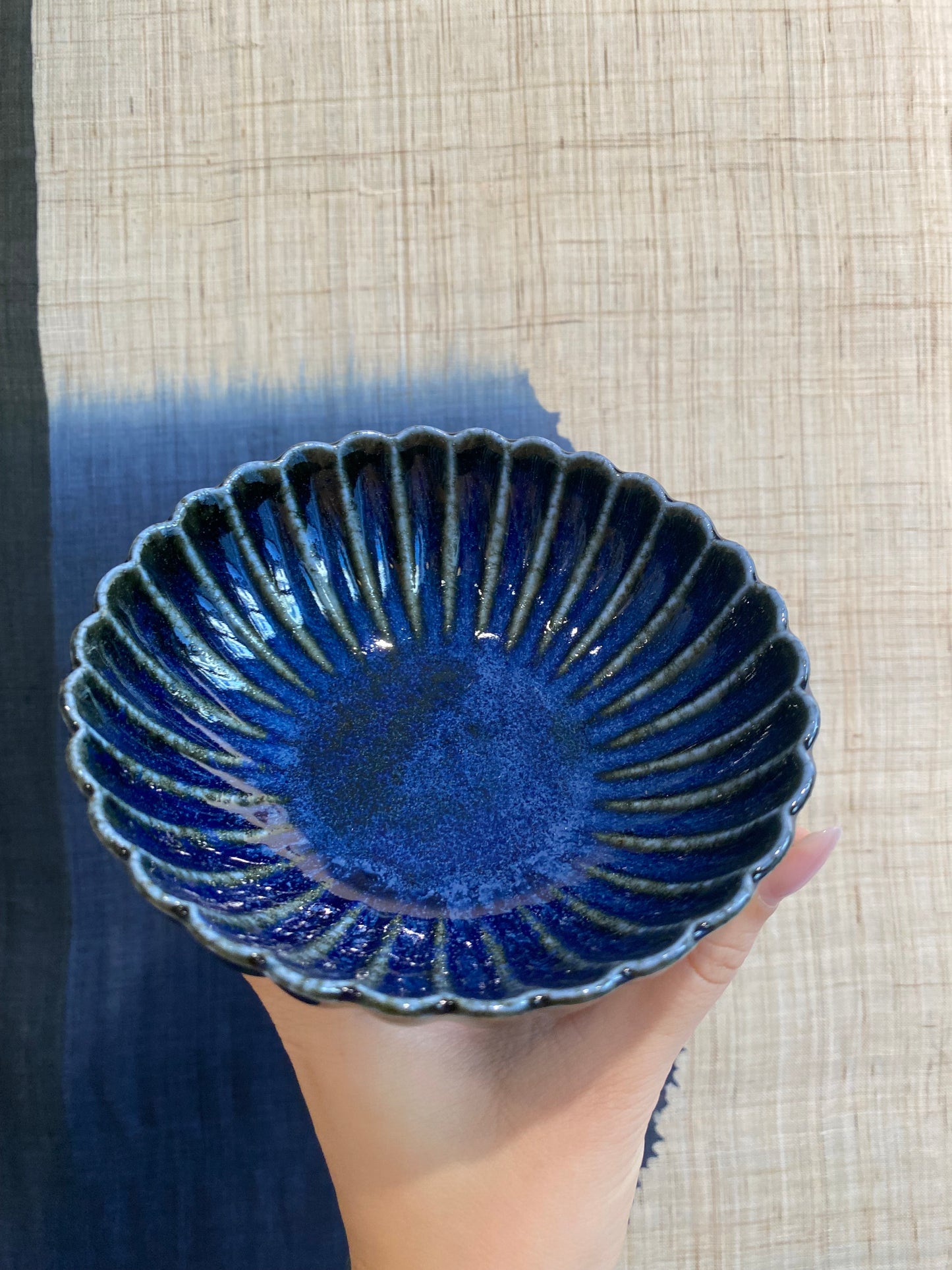 Blomsterformet skål med mørkeblå glasur