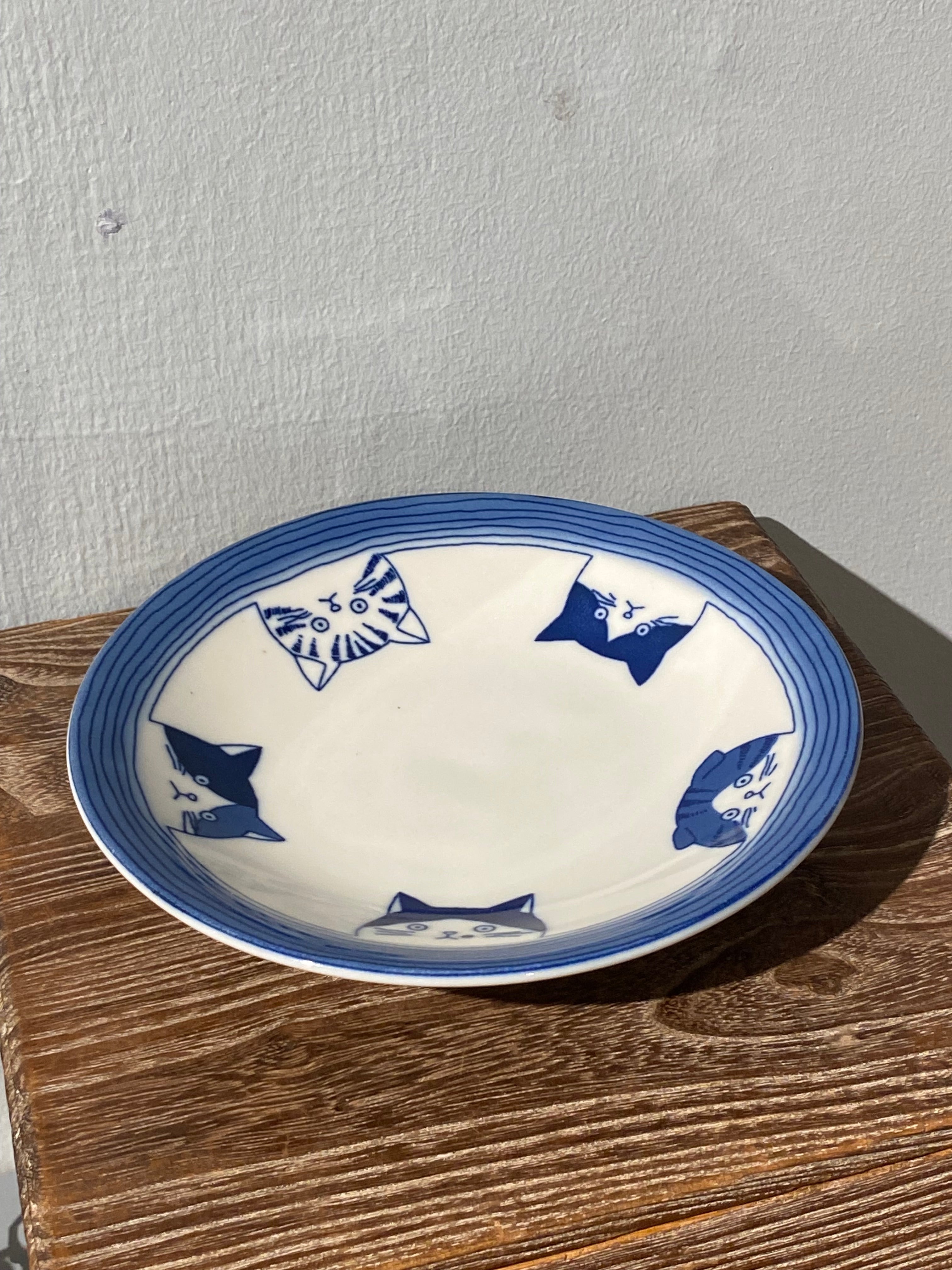 Cat plate with five cats.