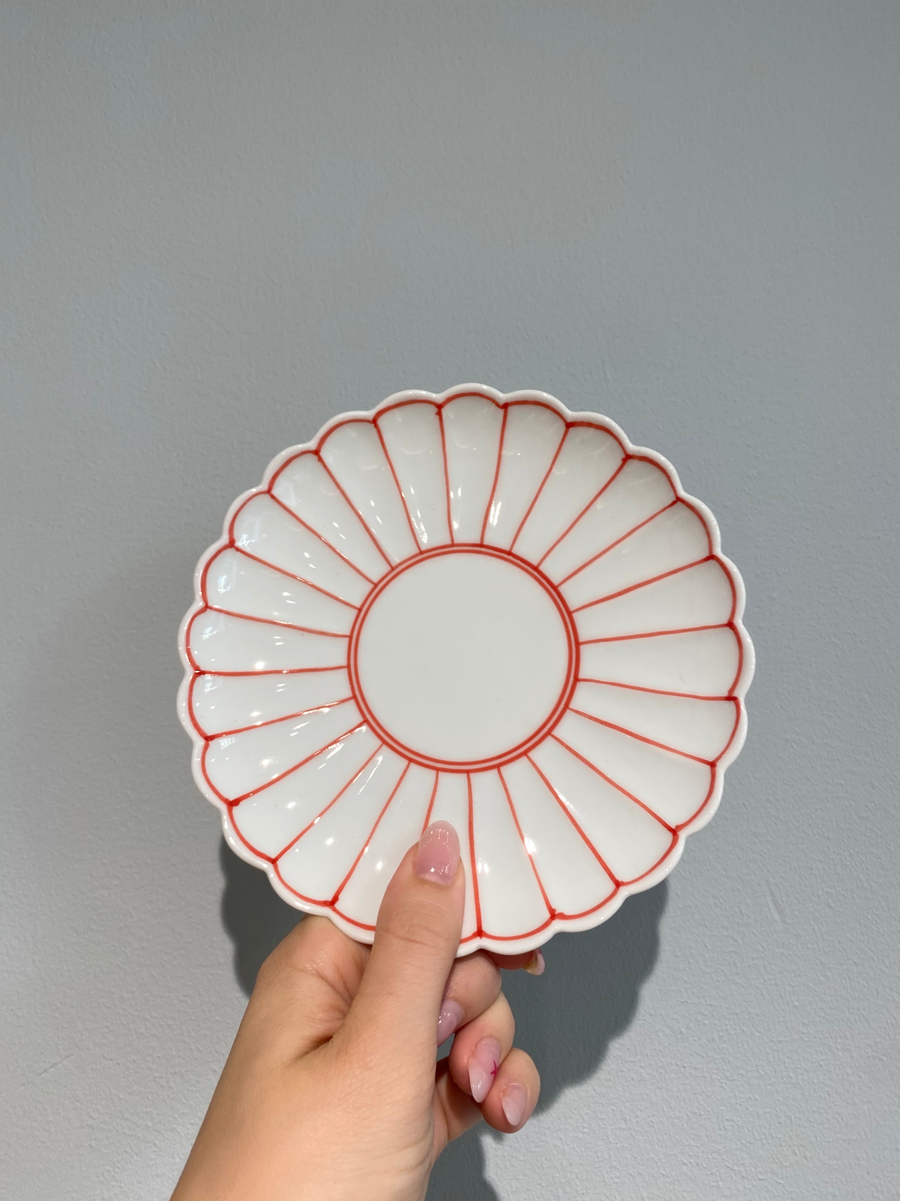 Japanese flower plate with red details