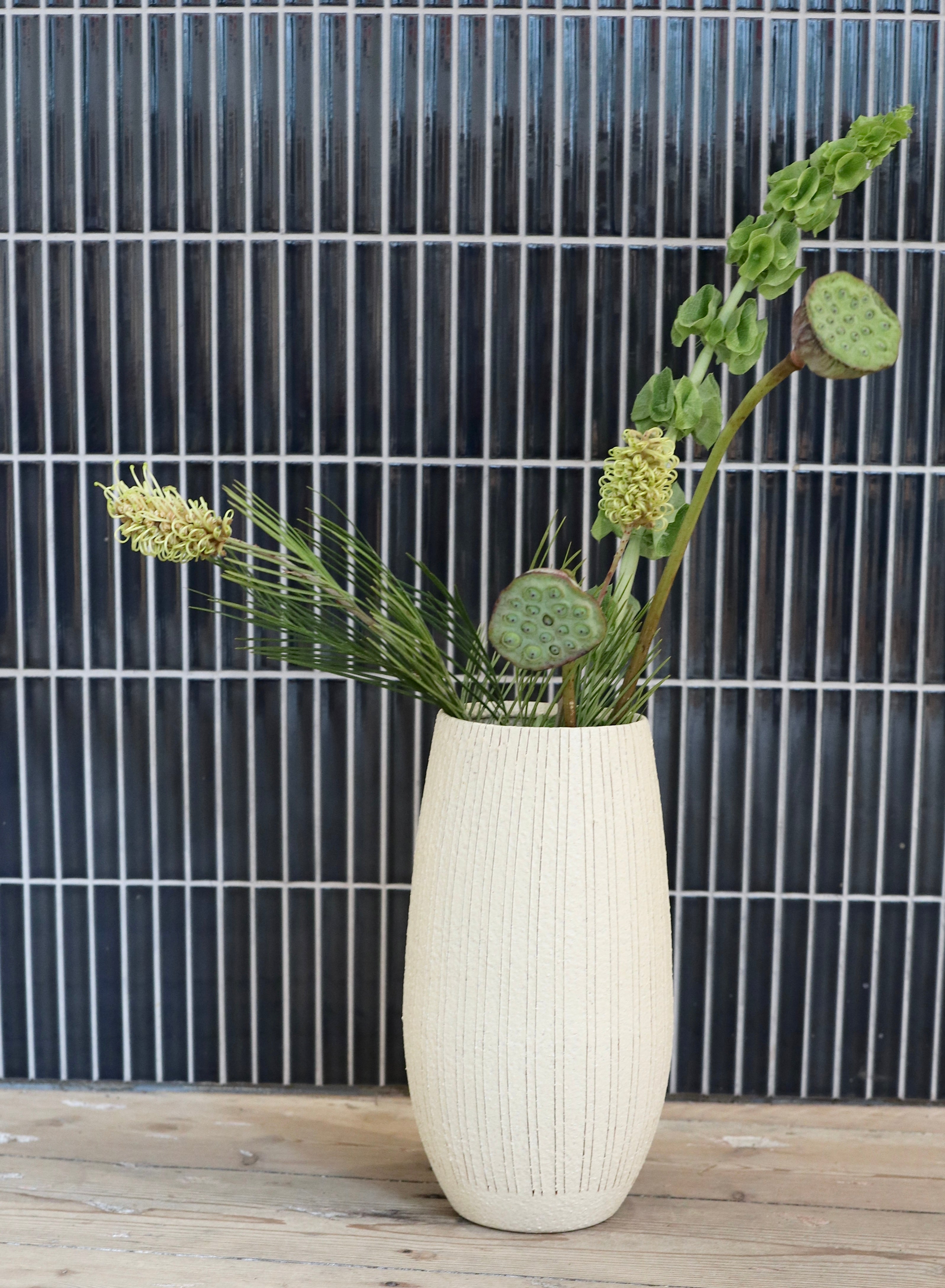 Stor håndlavet vase i beige med striber