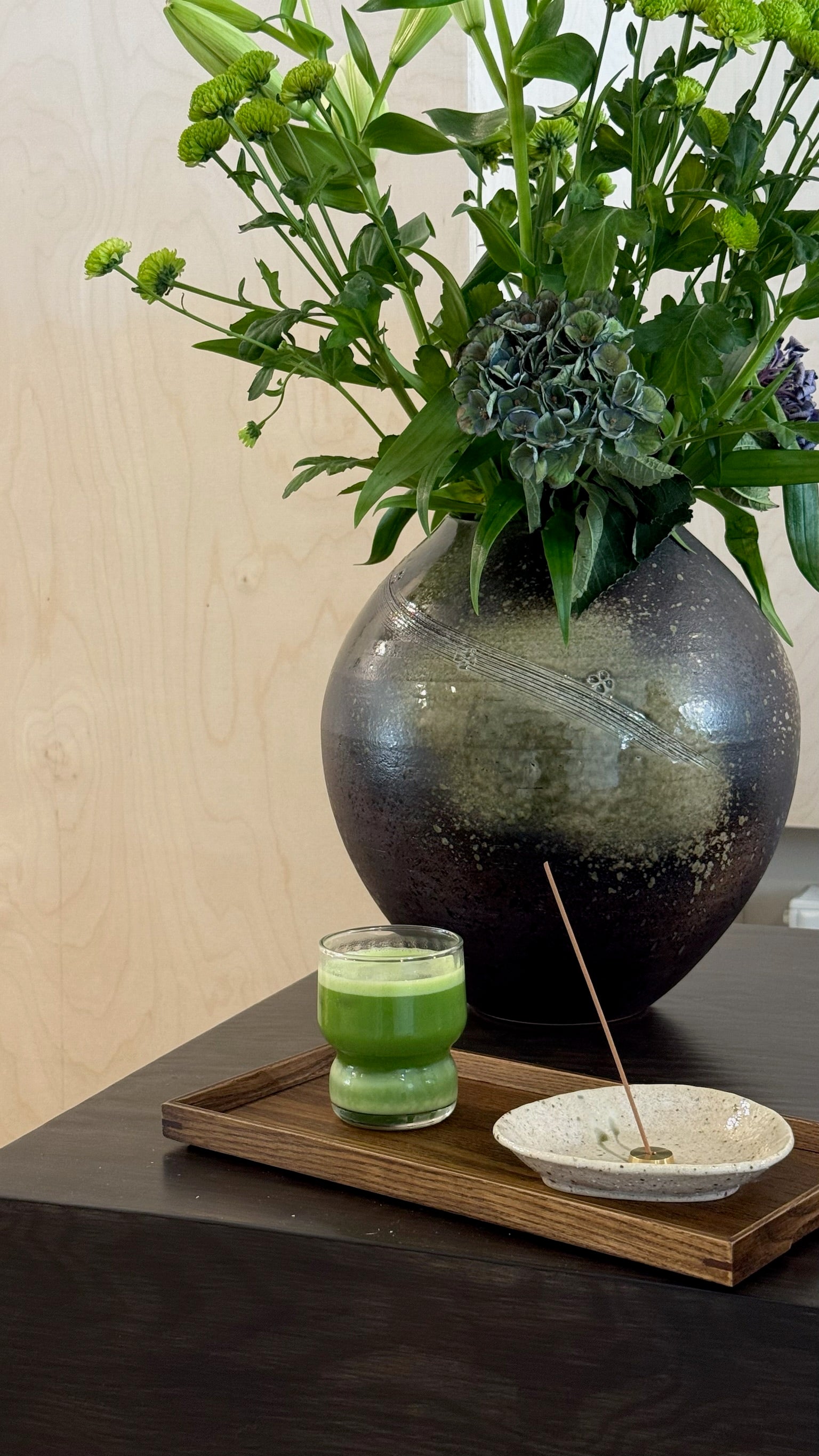 Vase - Stor rustik mørkebrun med grøn glasur