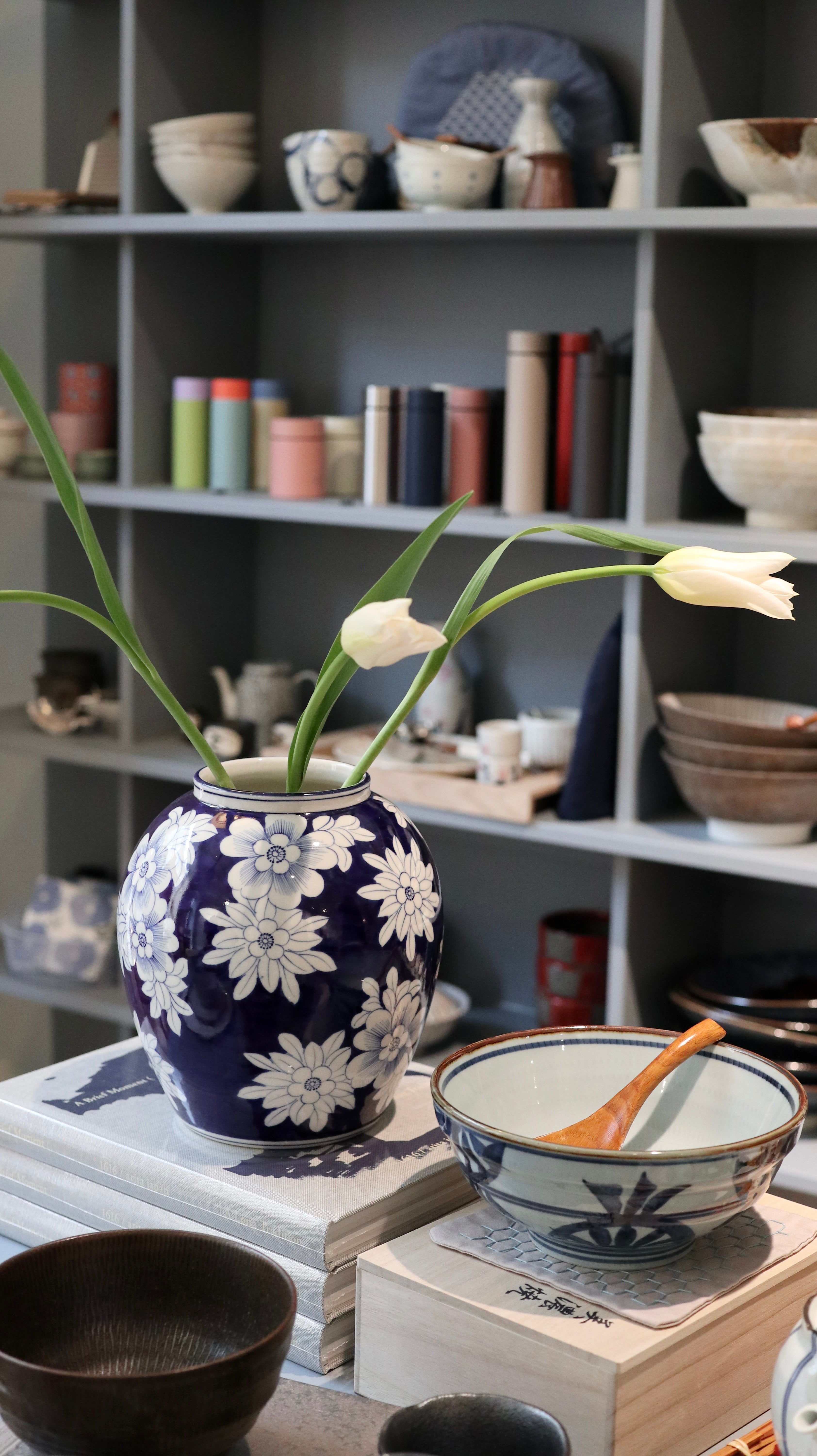 Vase in dark blue with white flowers