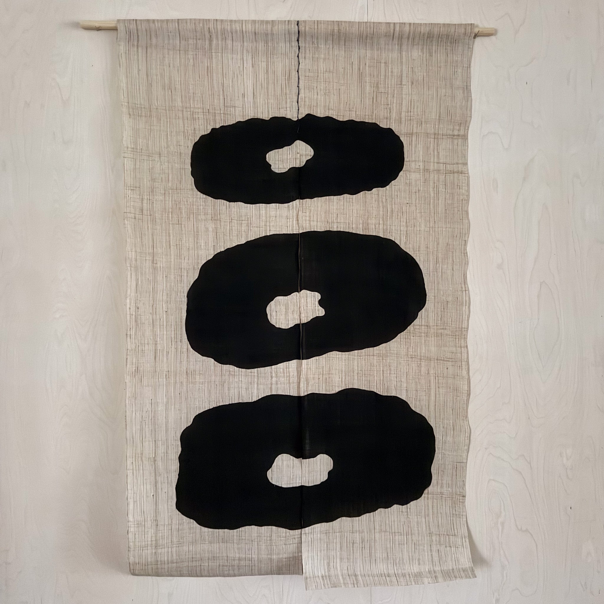 Håndlavet vægtæppe i beige med sorte sirkler