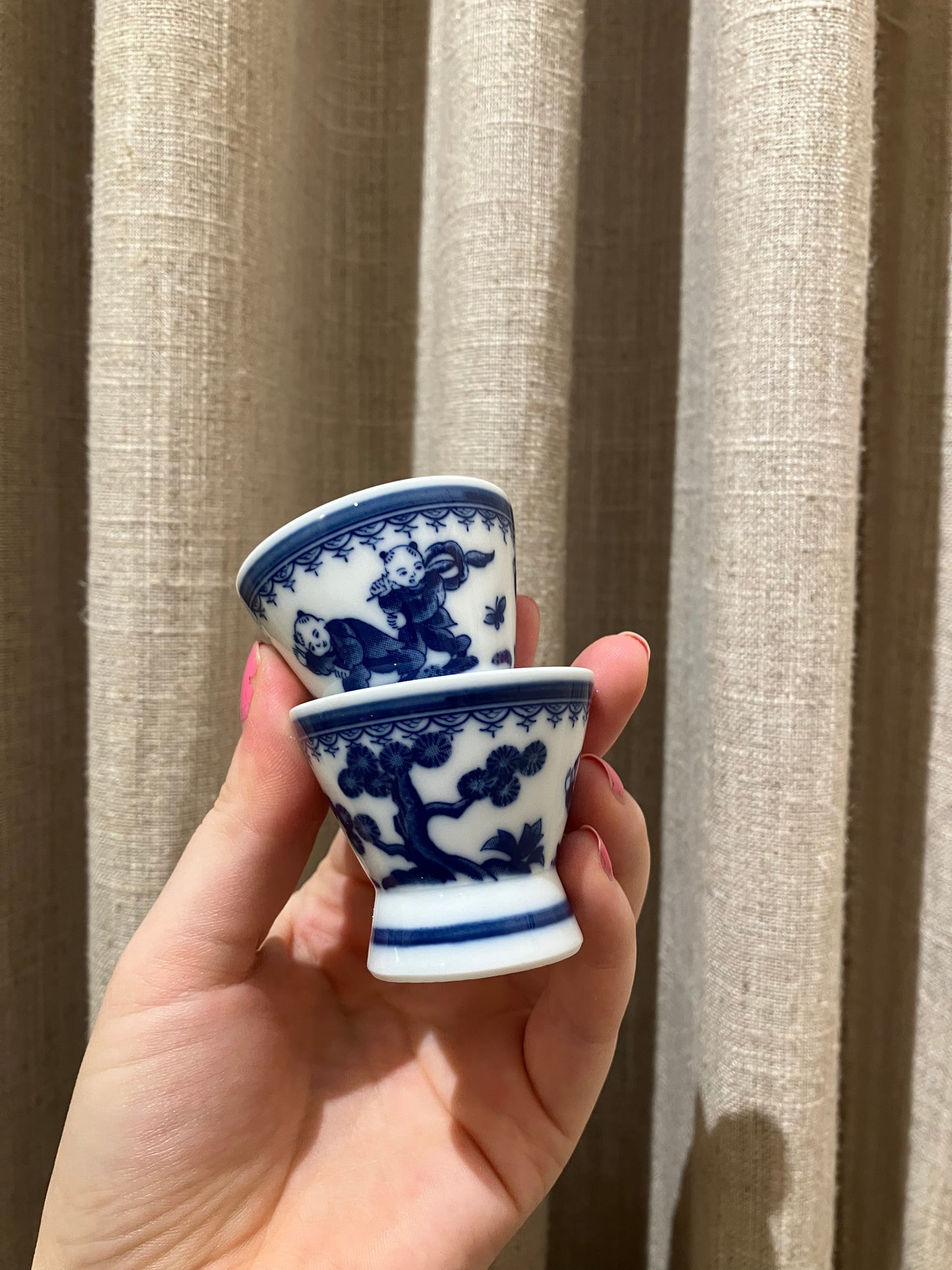 Sakekopper med blåt japansk motiv