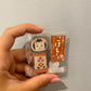 Sød magnet til køleskabet af Kokeshi med en masse fine farver.

H: 5cm X B: 2 cm