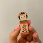 Sød magnet til køleskabet af Kokeshi med en masse fine farver.

H: 5cm X B: 2 cm