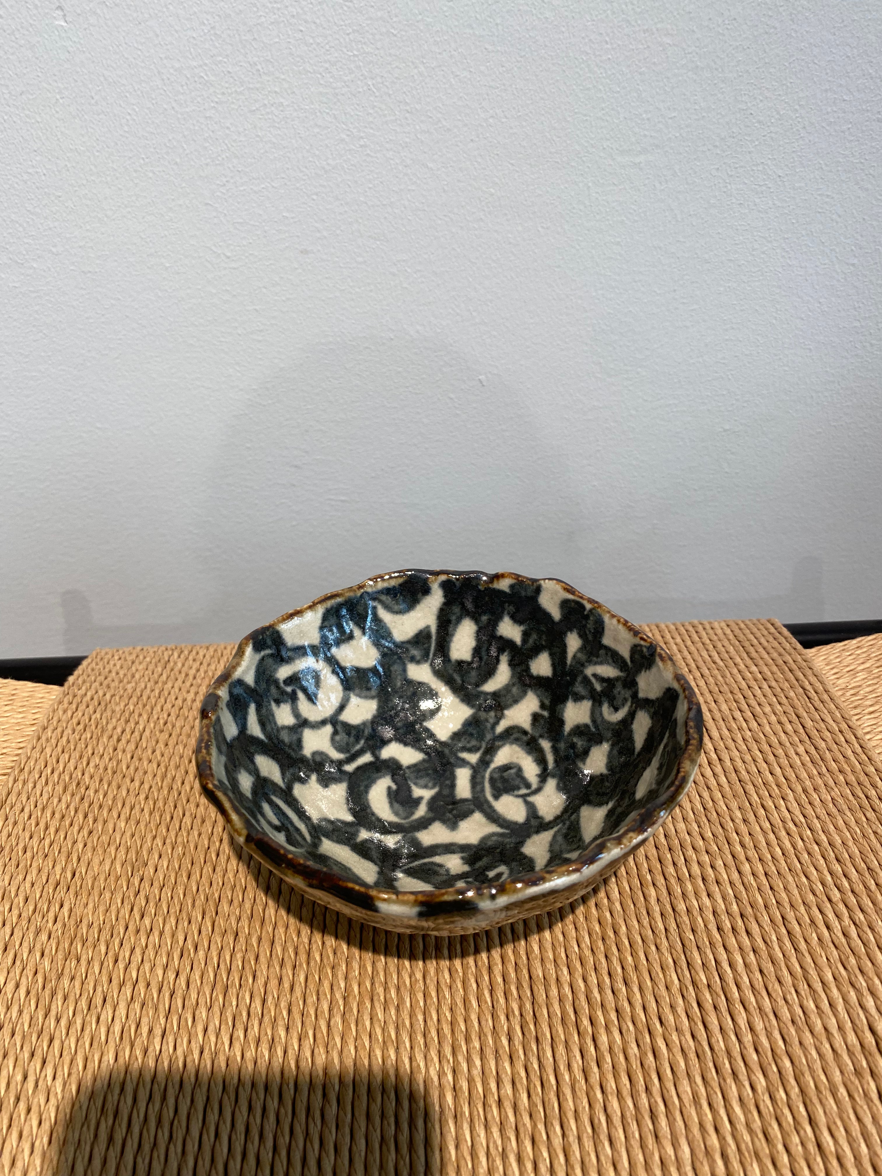Bowl with blue pattern and feet
