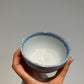 Lille skål med hvid glasur og blå tynde striber
