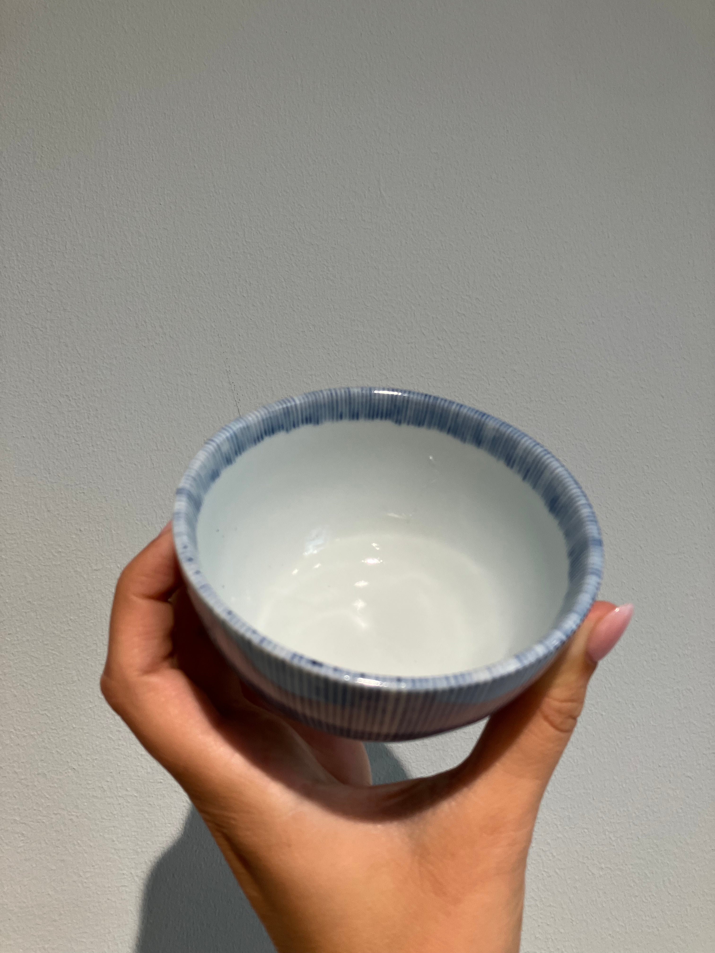 Lille skål med hvid glasur og blå tynde striber