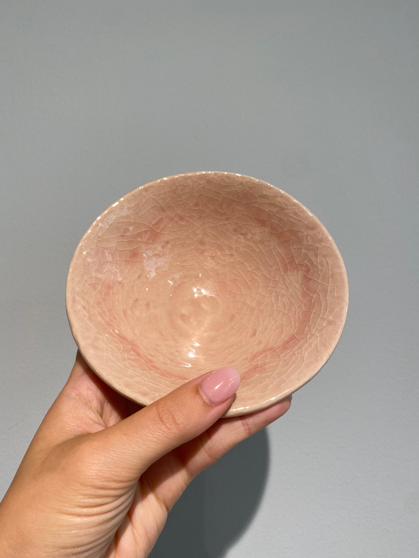 Skål med pink glasur og krakeleret struktur