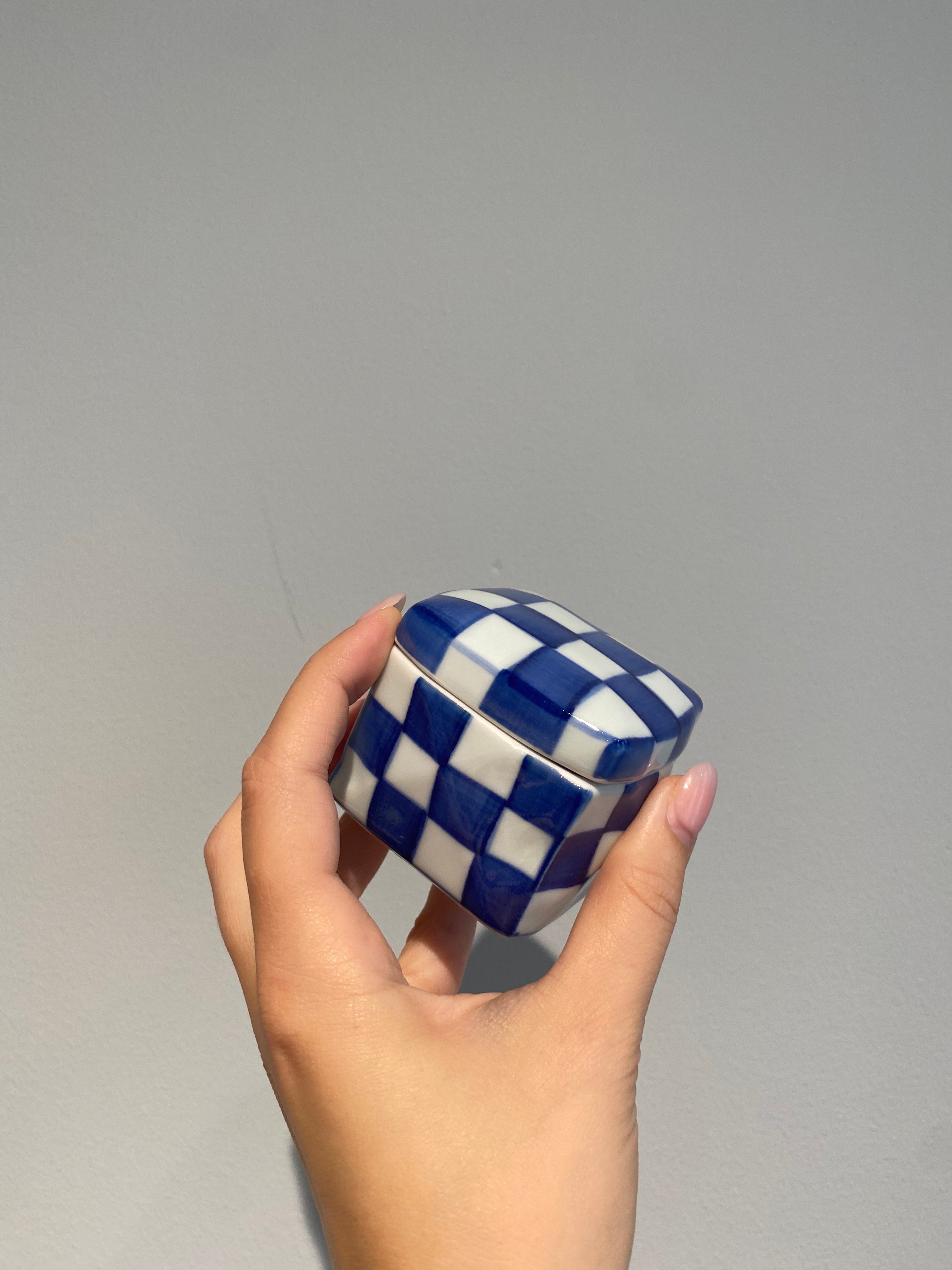 Square Jar with checkered lid in white and dark blue