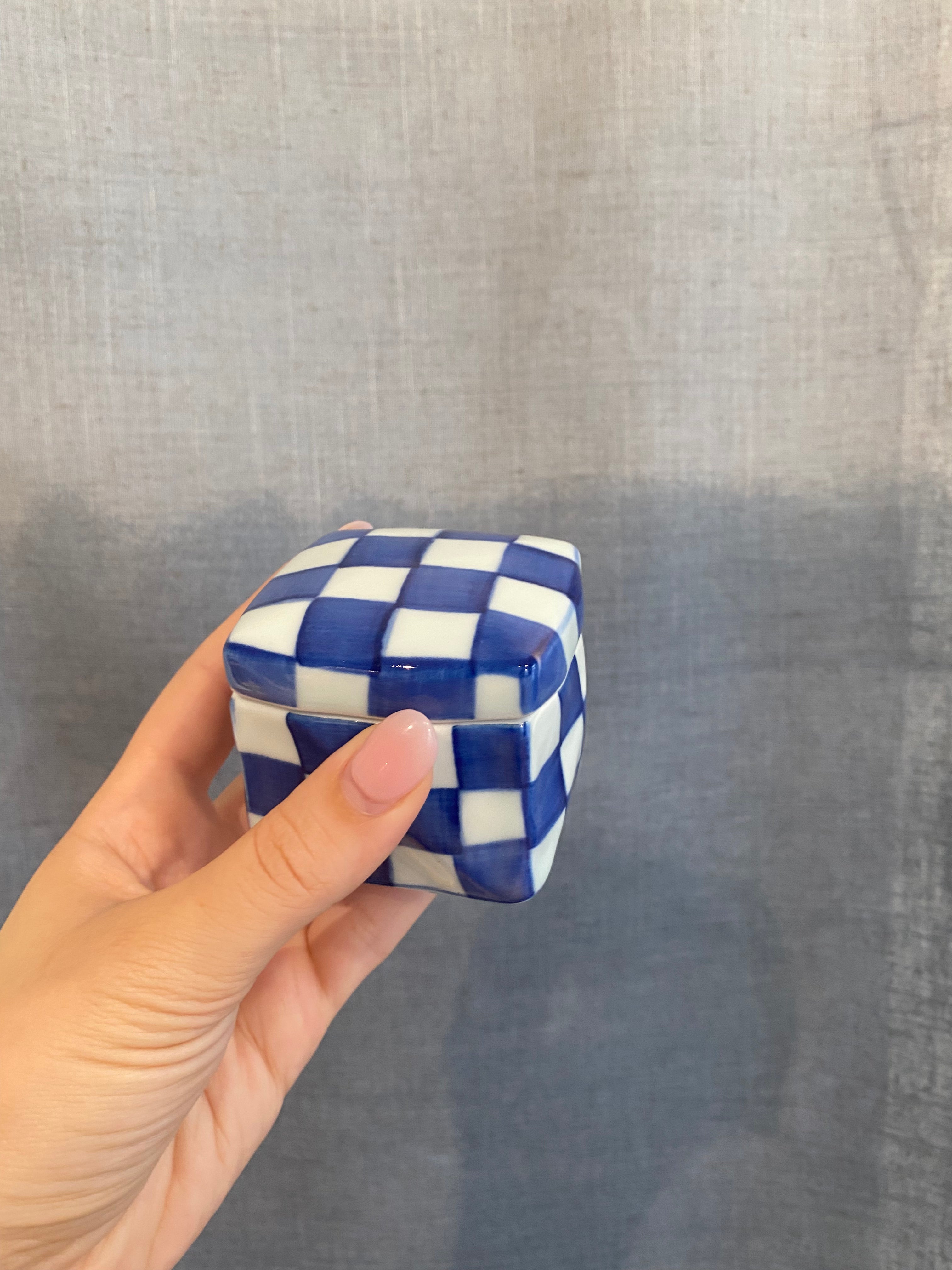 Square Jar with checkered lid in white and dark blue