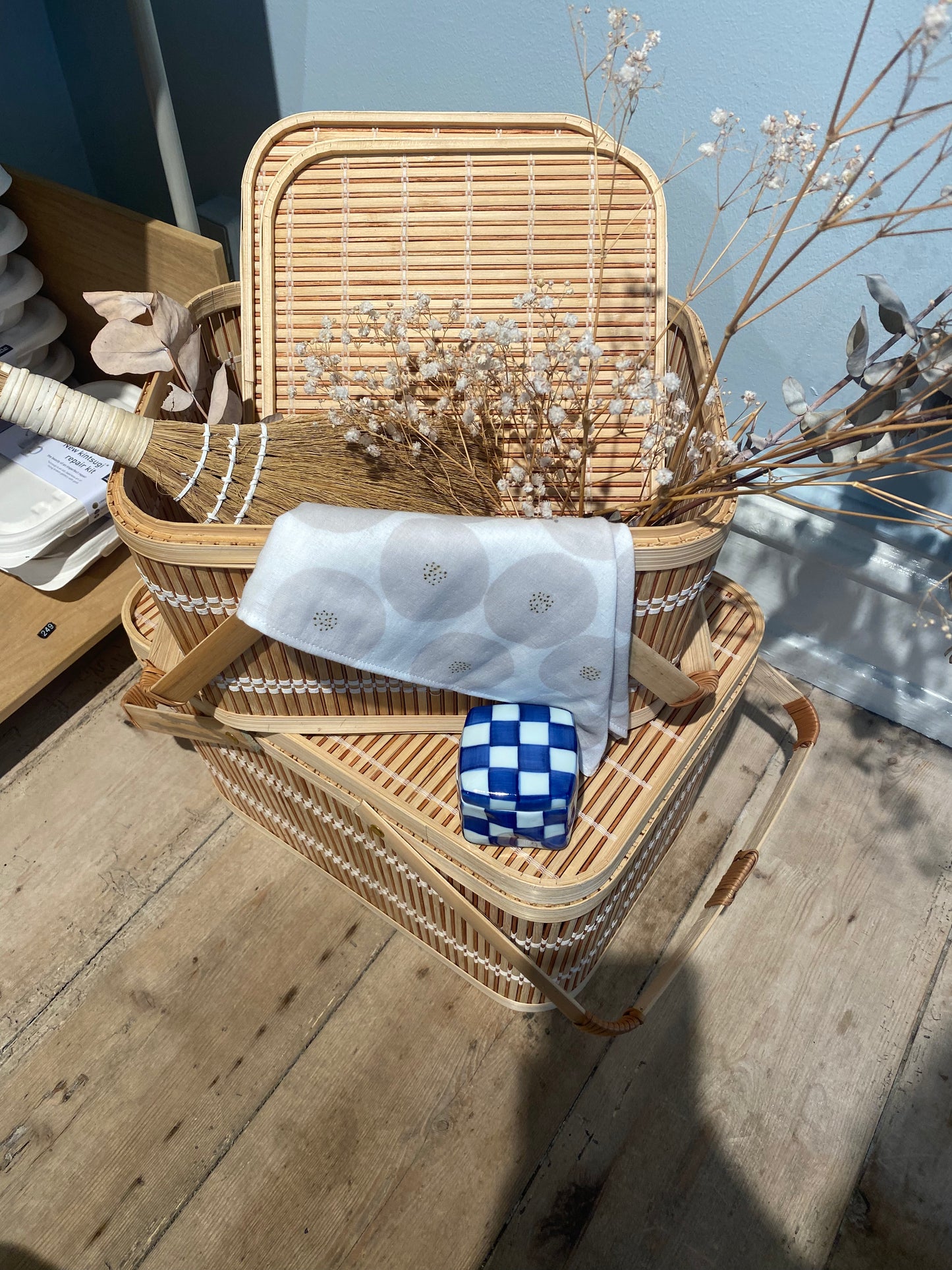 Kvadratisk Lågkrukke med tern i hvid og mørkeblå
