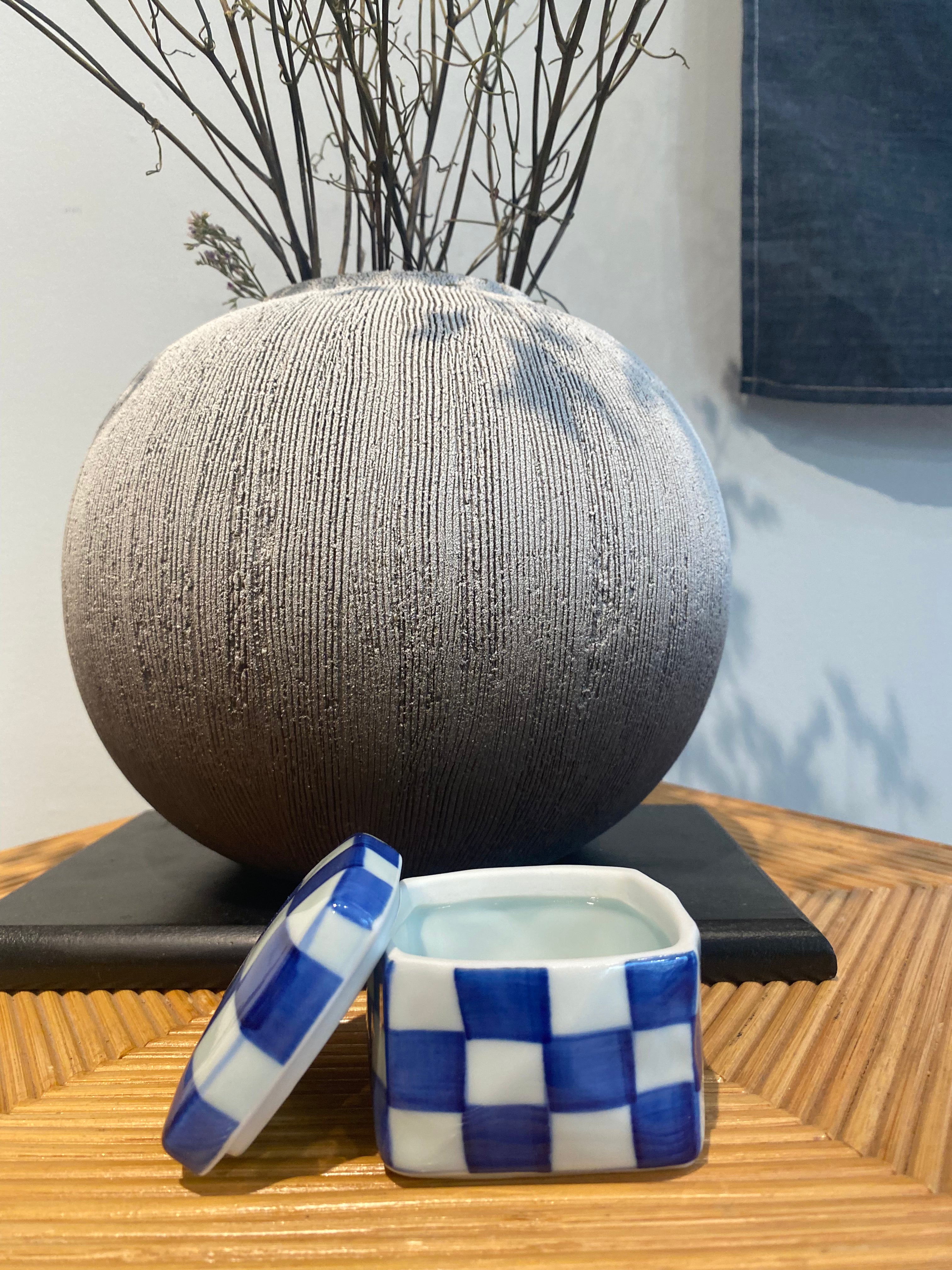 Square Jar with checkered lid in white and dark blue