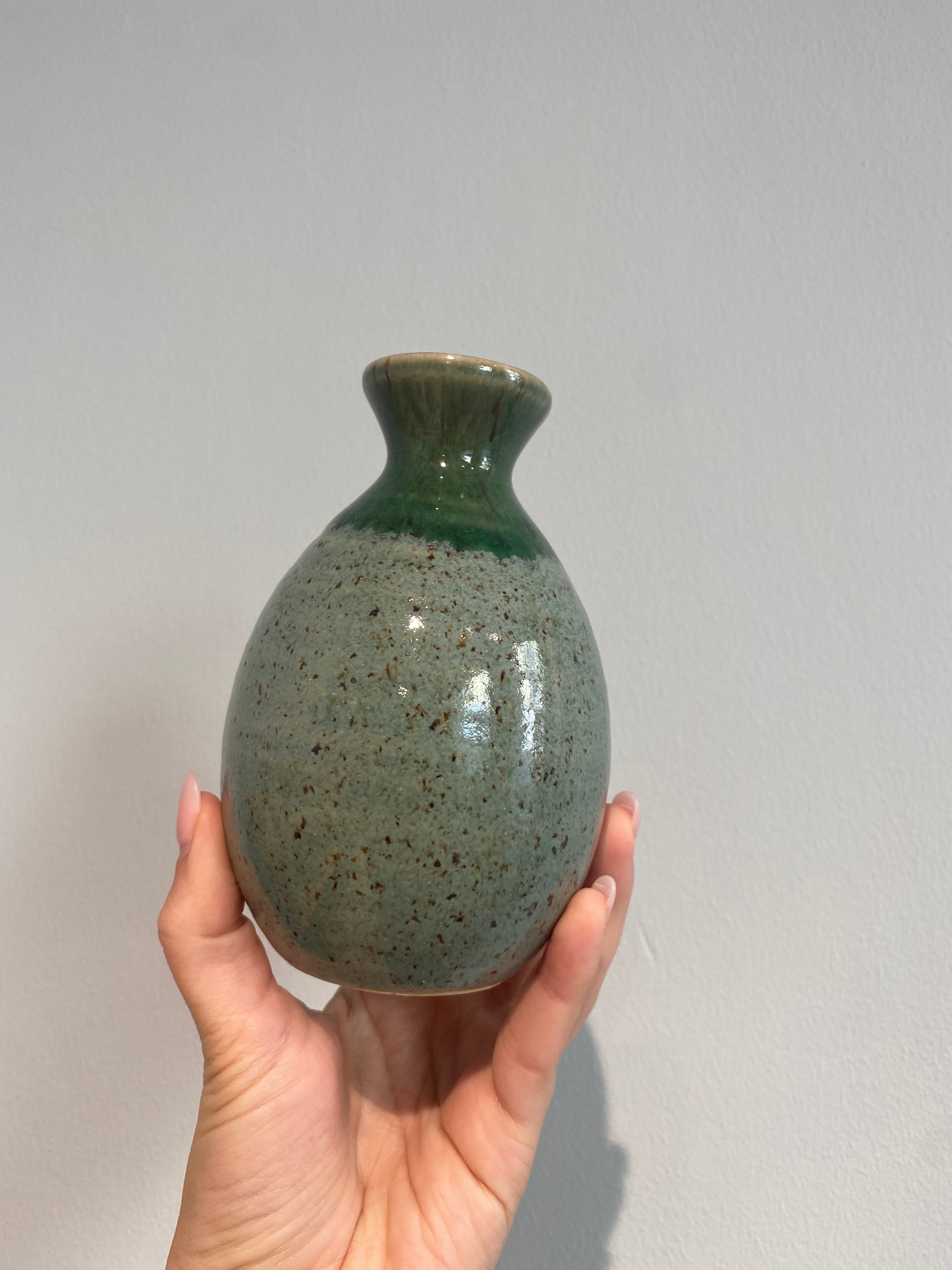 Vase med grøn glasur og brune prikker