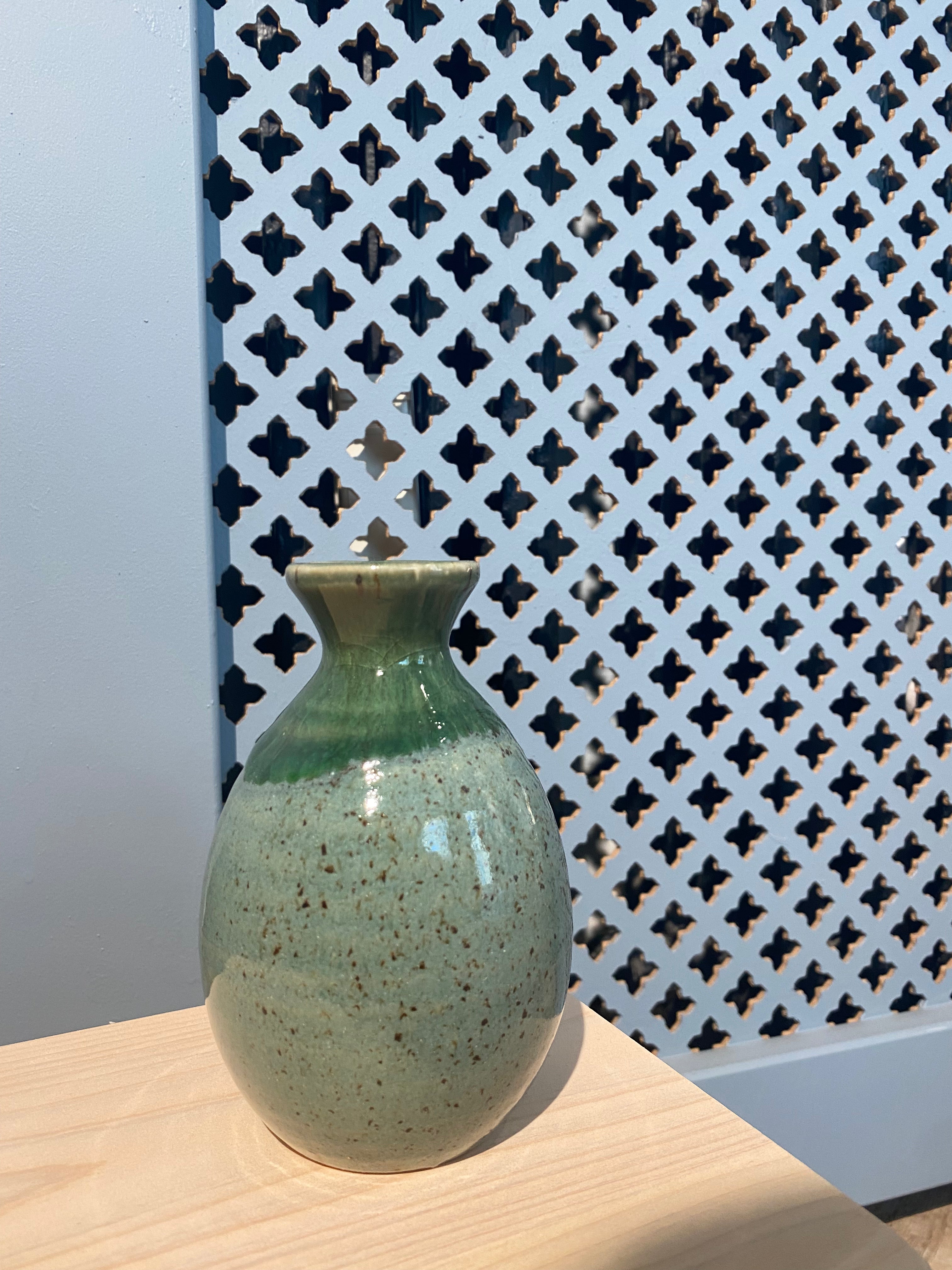 Vase med grøn glasur og brune prikker
