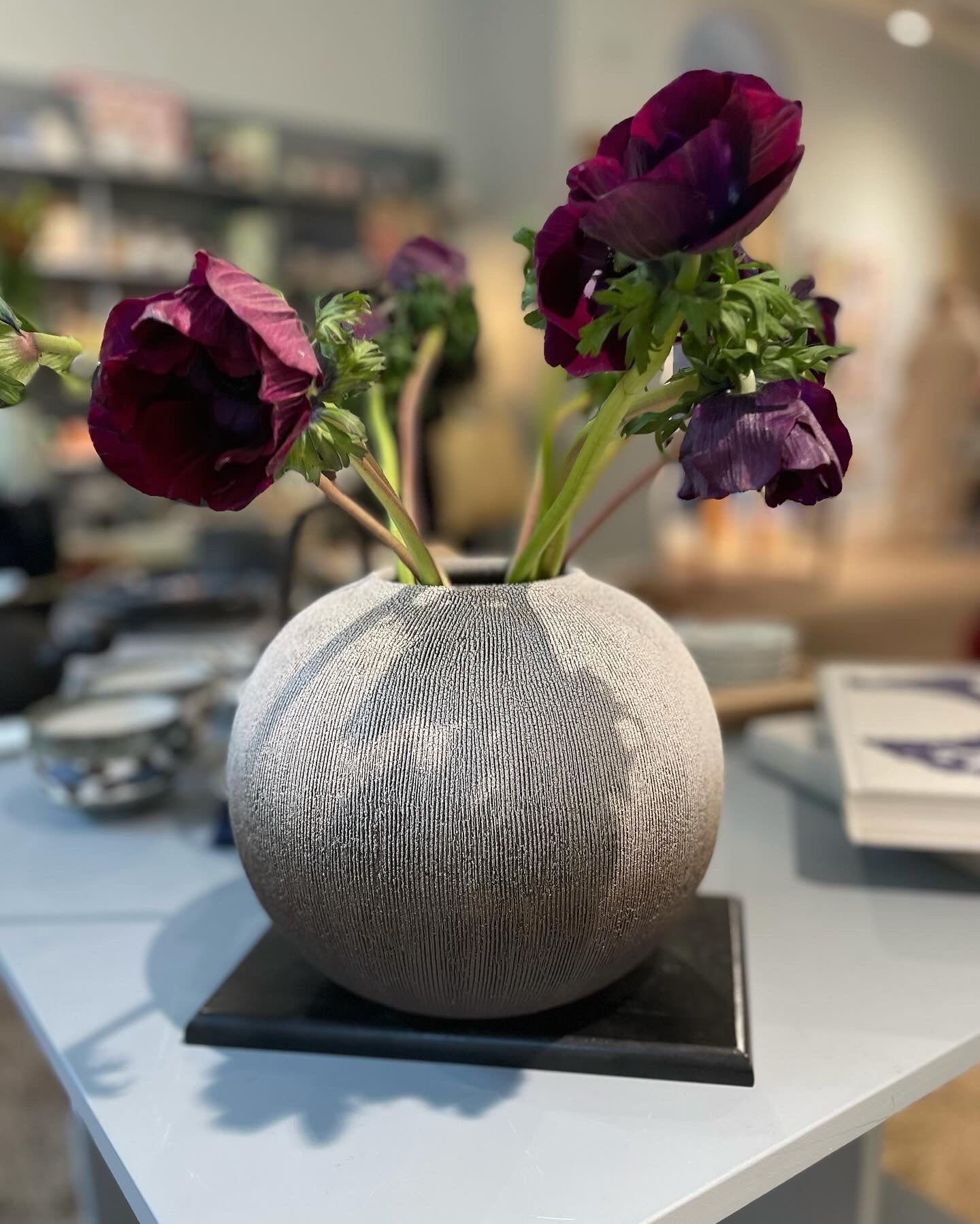 Vase - Stor rund rustik i sort og grå