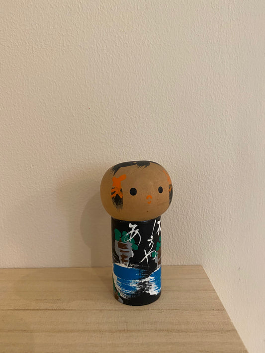 Unika kokeshi med penselstrøg og japanske tegn