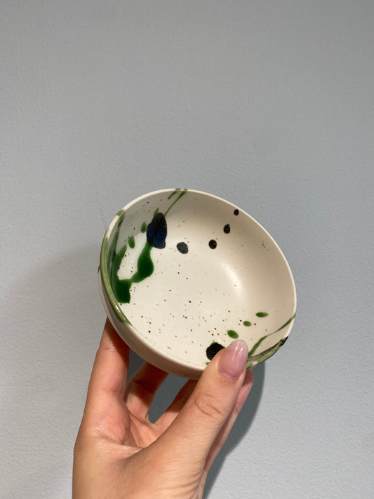 Lav skål med hvid glasur og grøn splash