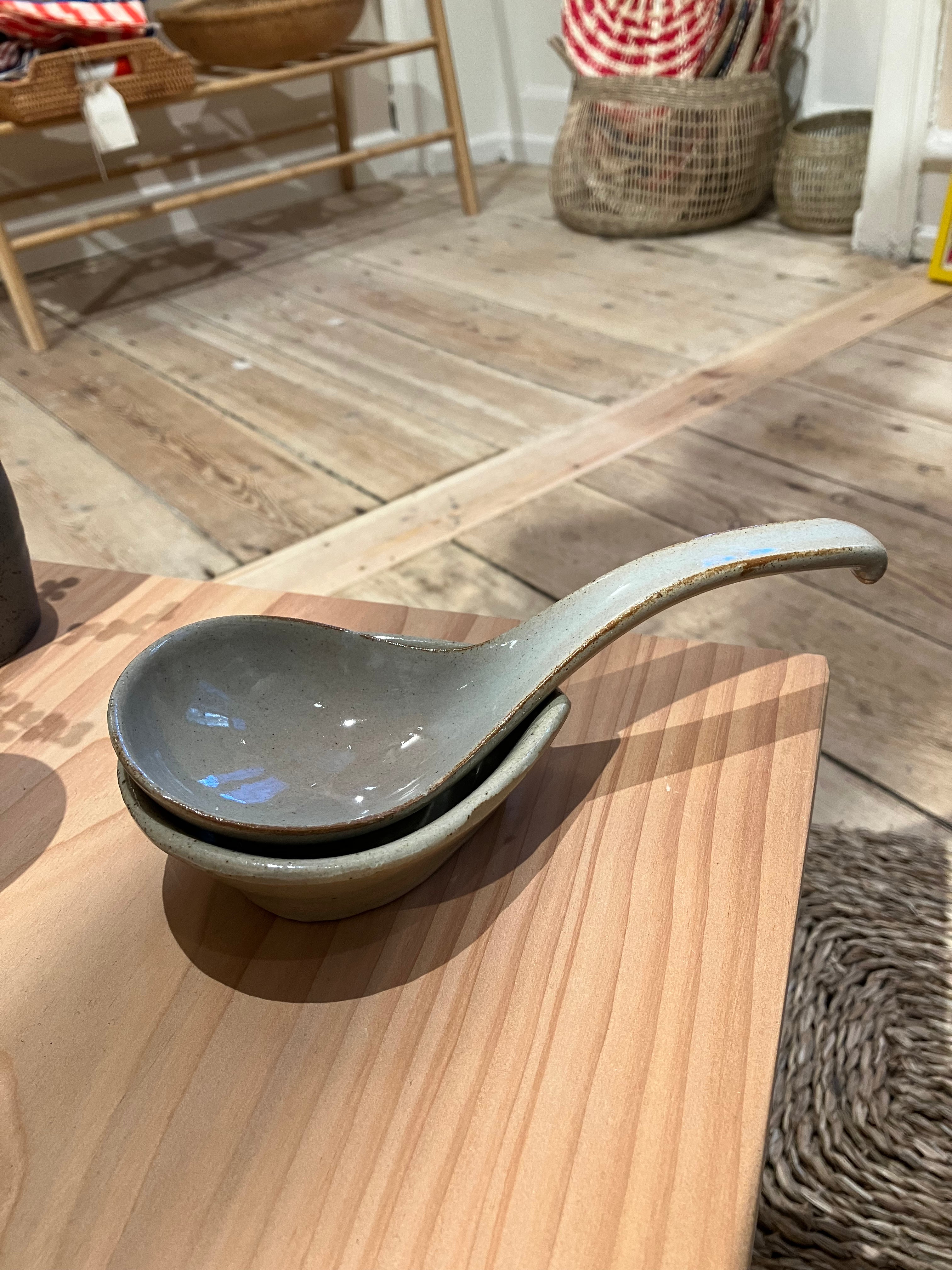 Large ceramic bowl with holder