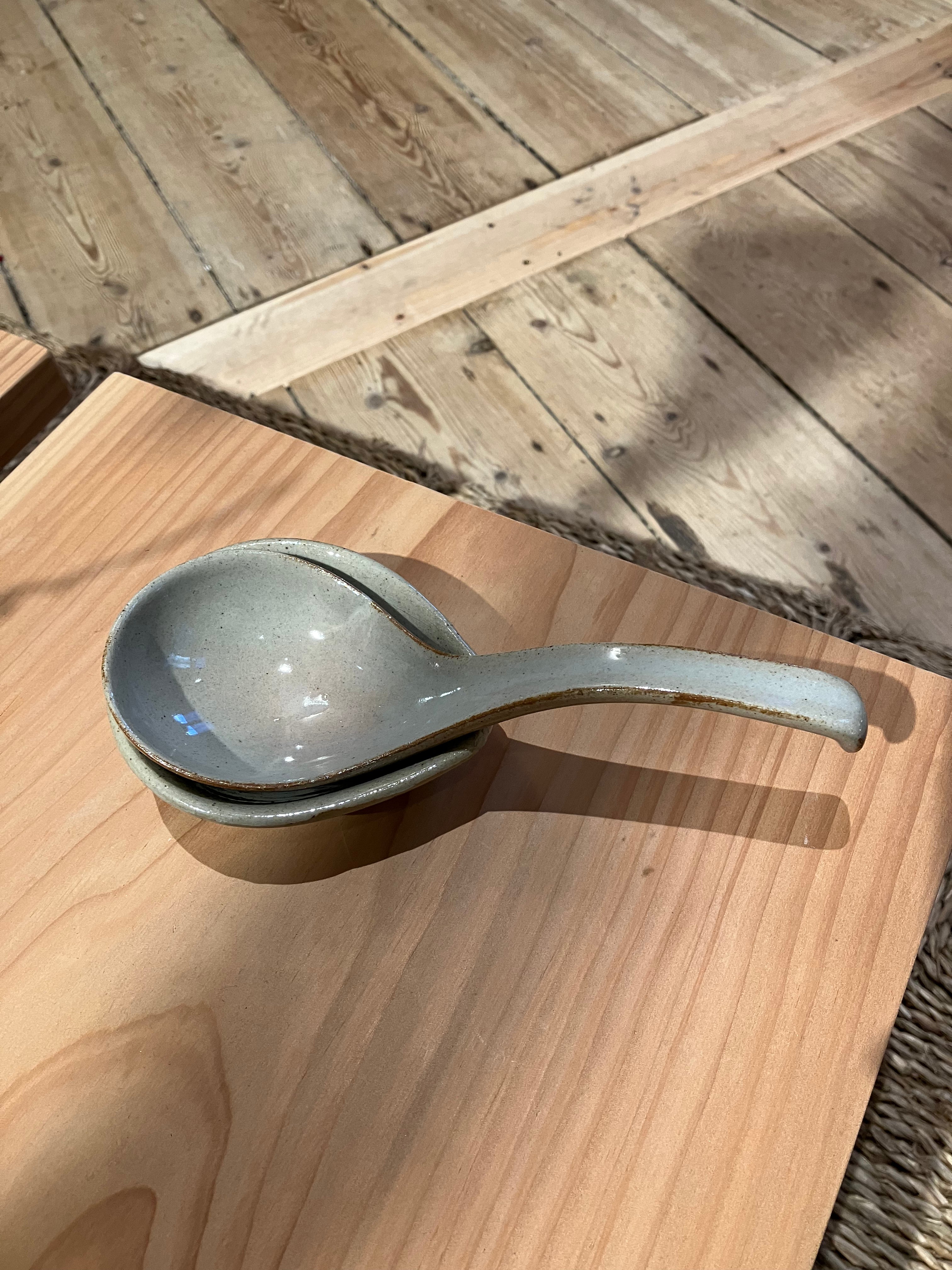 Spoon with spoonrest in grey/brown glaze