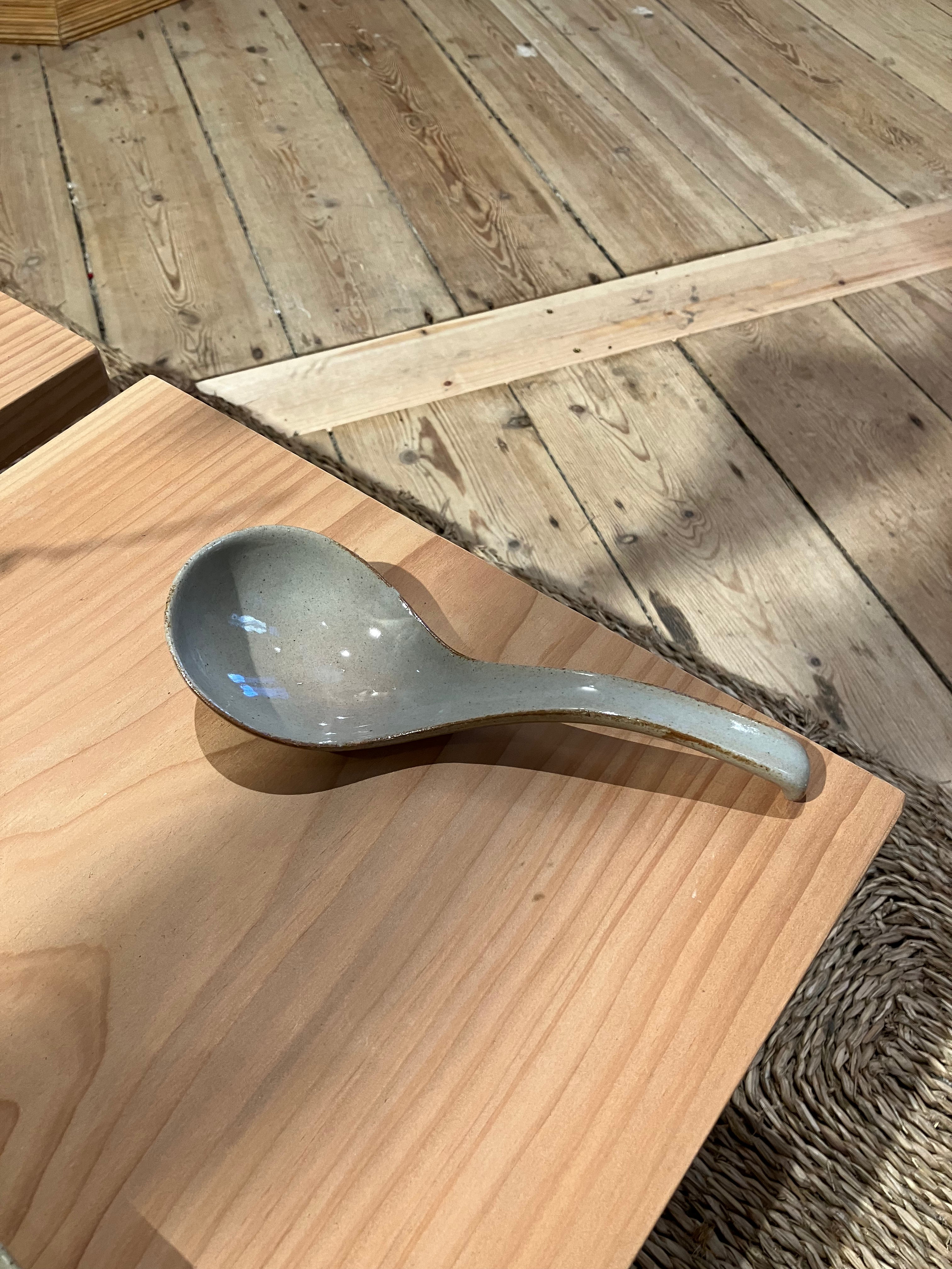 Large ceramic bowl with holder