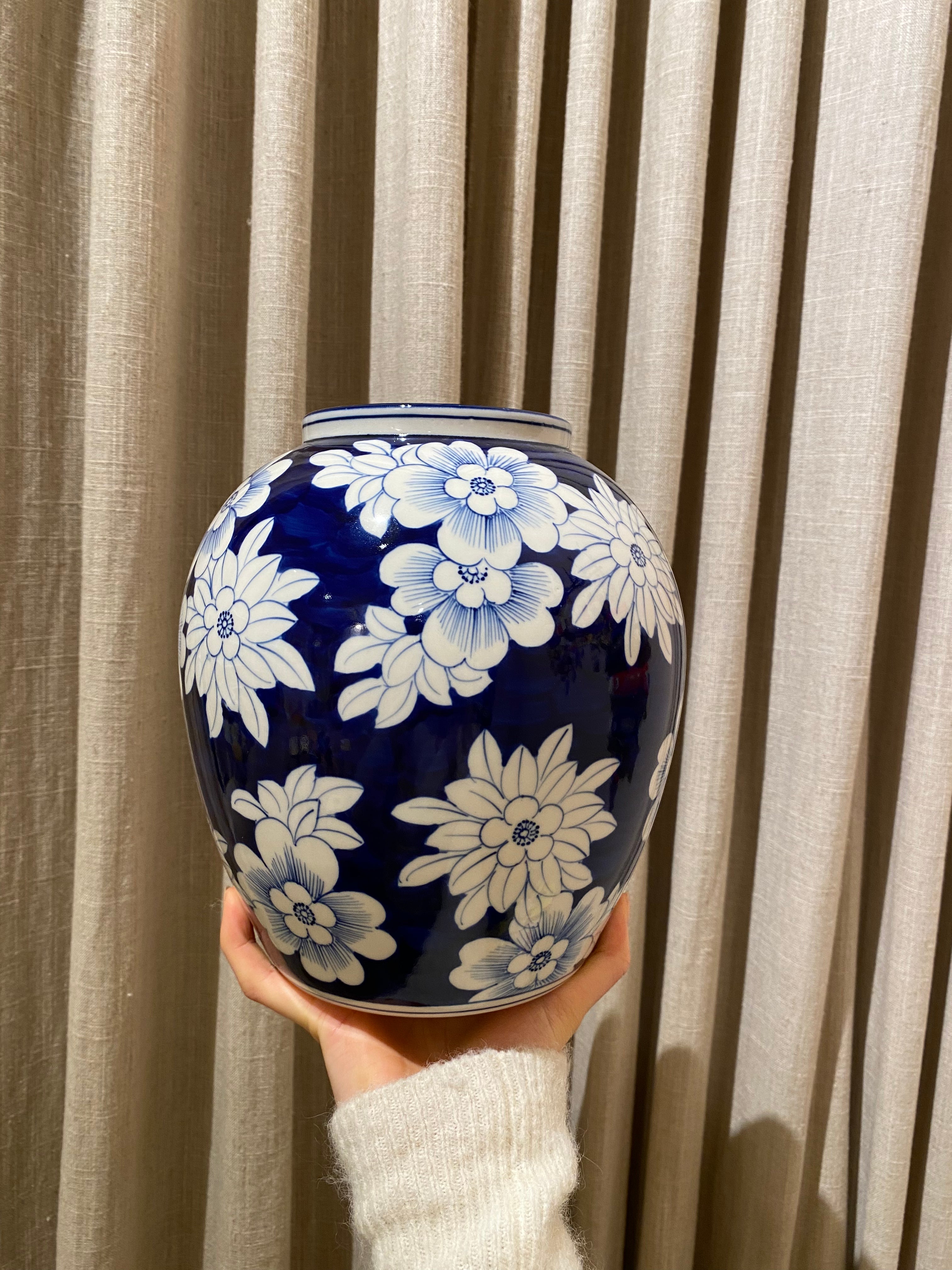 Vase in dark blue with white flowers