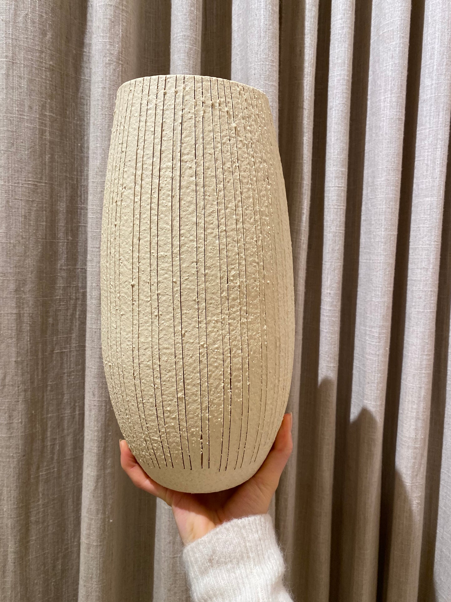 Stor håndlavet vase i beige med striber