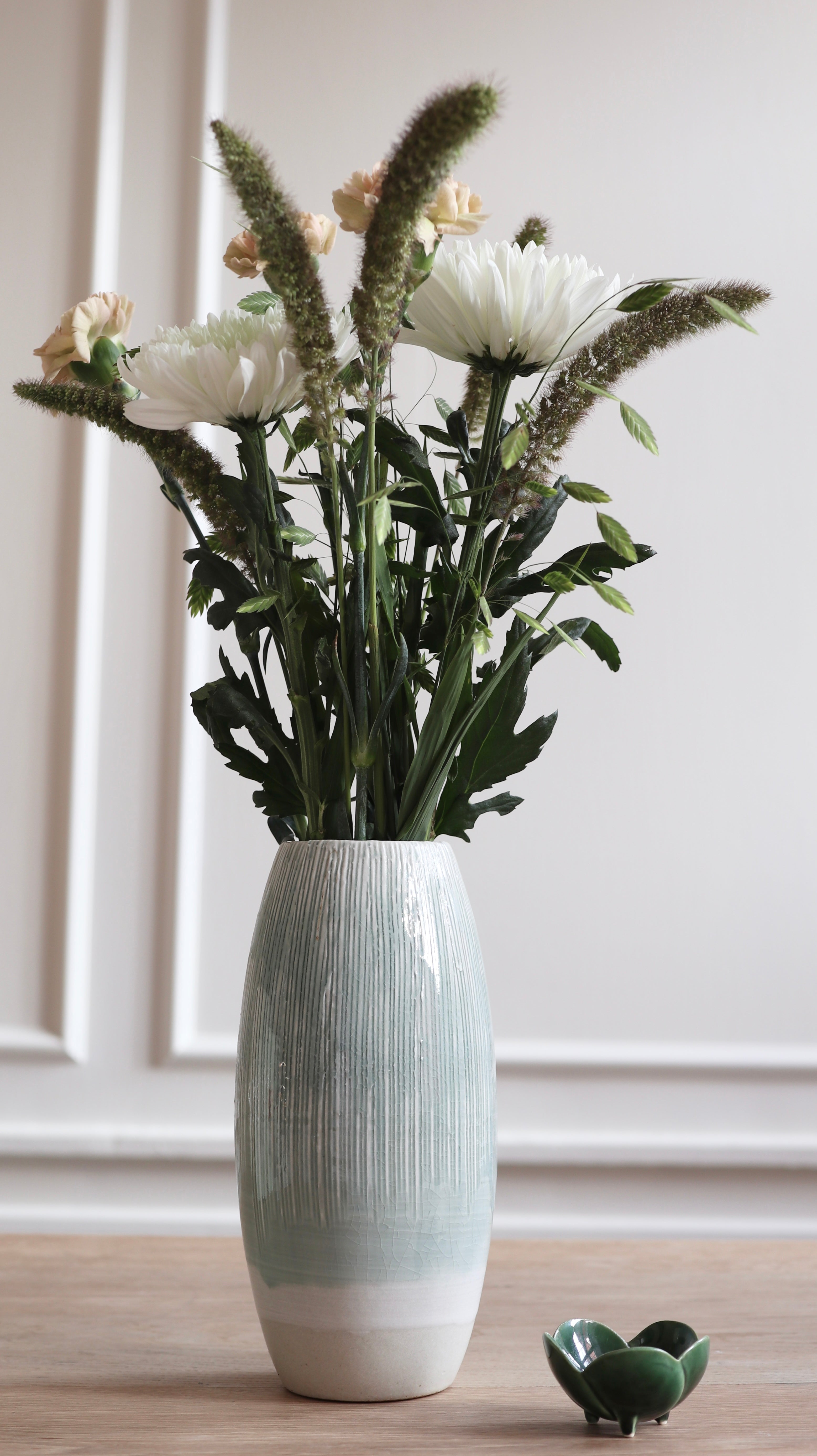 Stor mintgrøn vase med striber