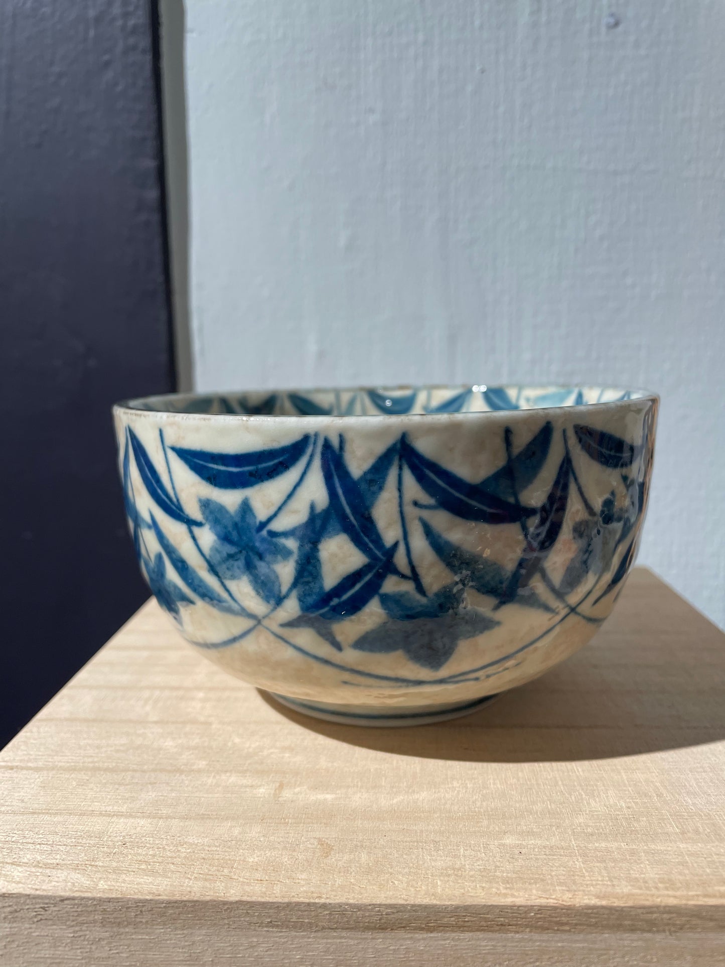 Matchakop/ keramikskål med blåt blomstermotiv