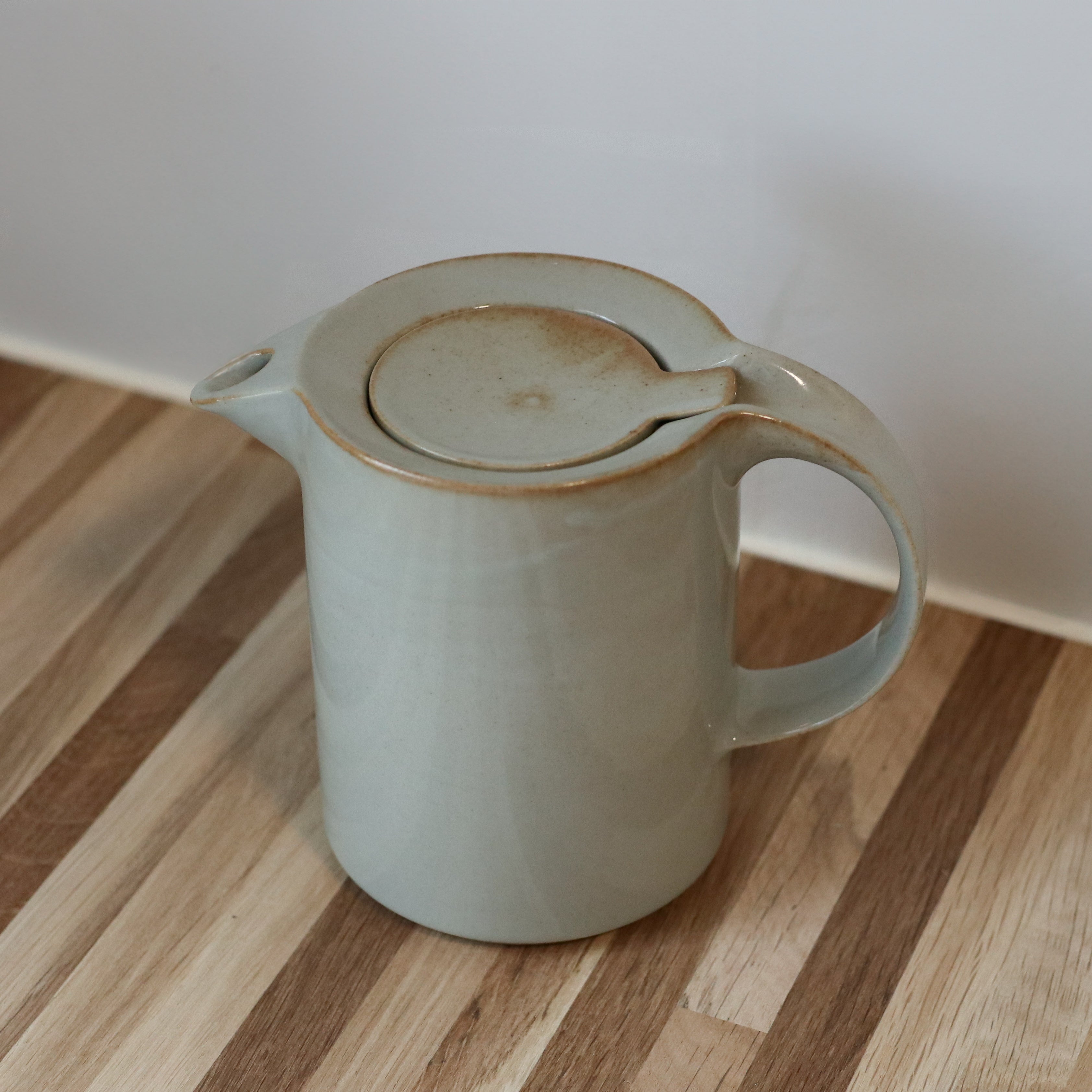 Hibi tekande med grå glasur