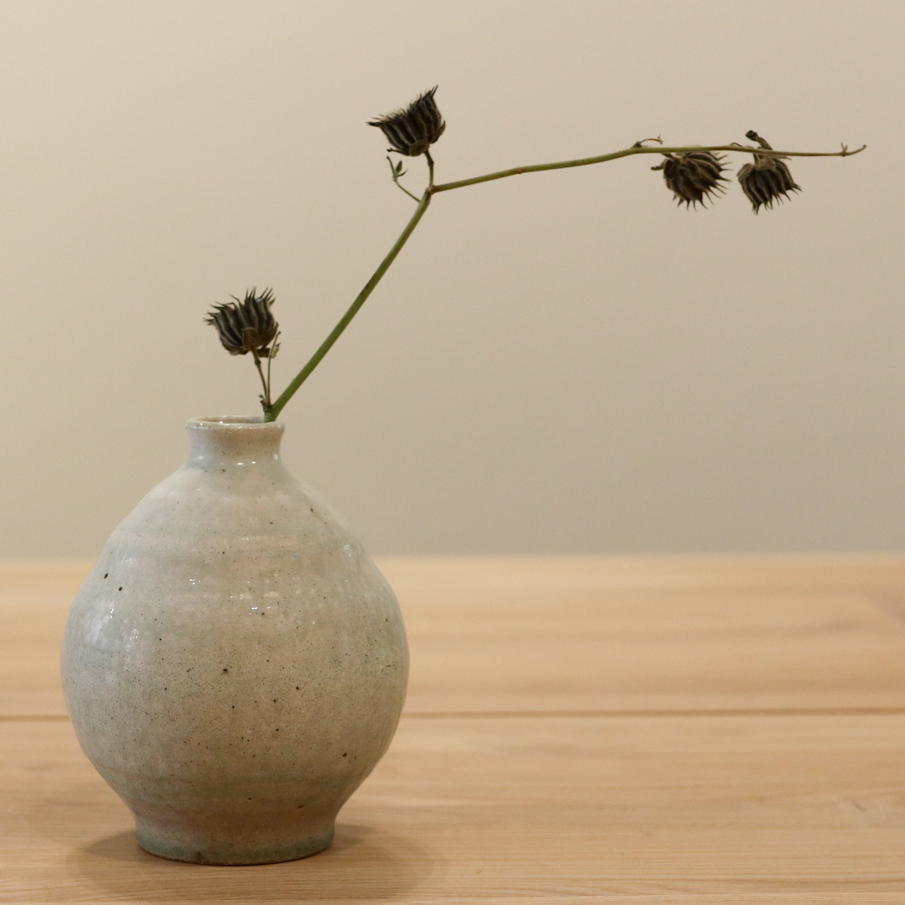 Kōyō vase med støvet grøn glasur