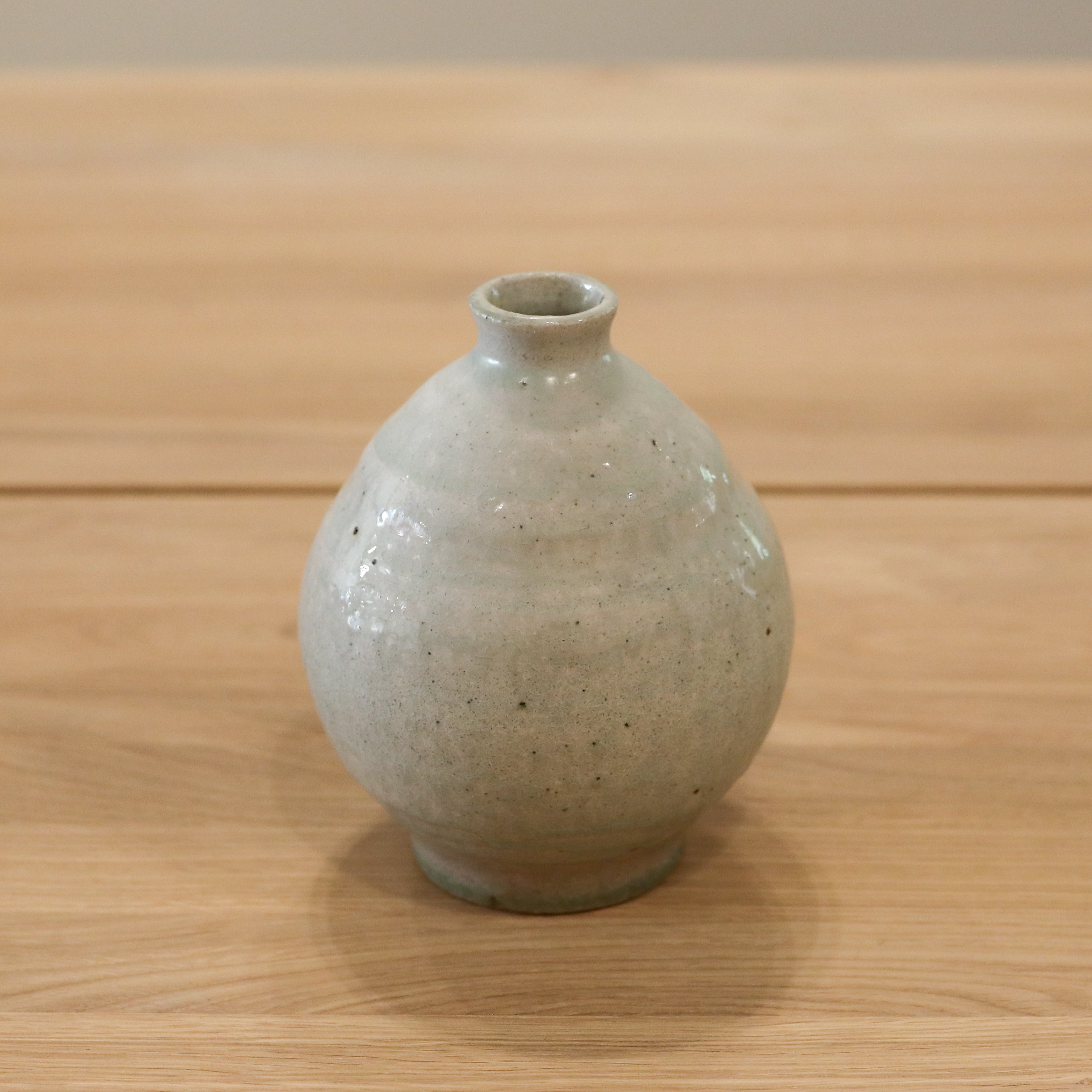 Kōyō vase med støvet grøn glasur