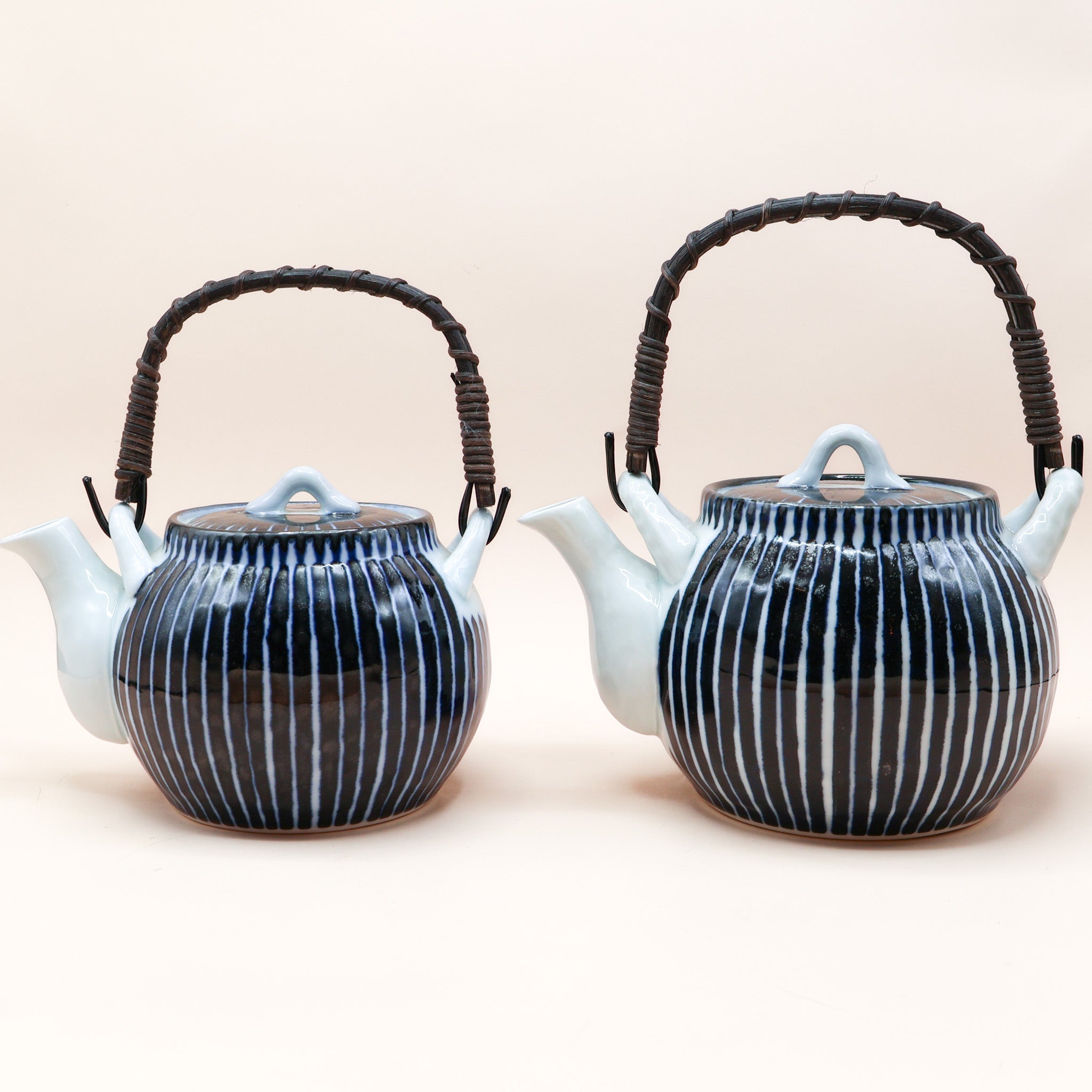 Tekande i keramik med blå striber og hank