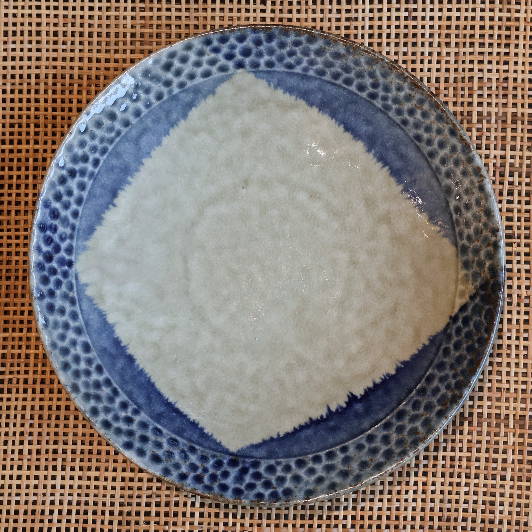 Stort fad med grålig glasur og blå prikker og detaljer