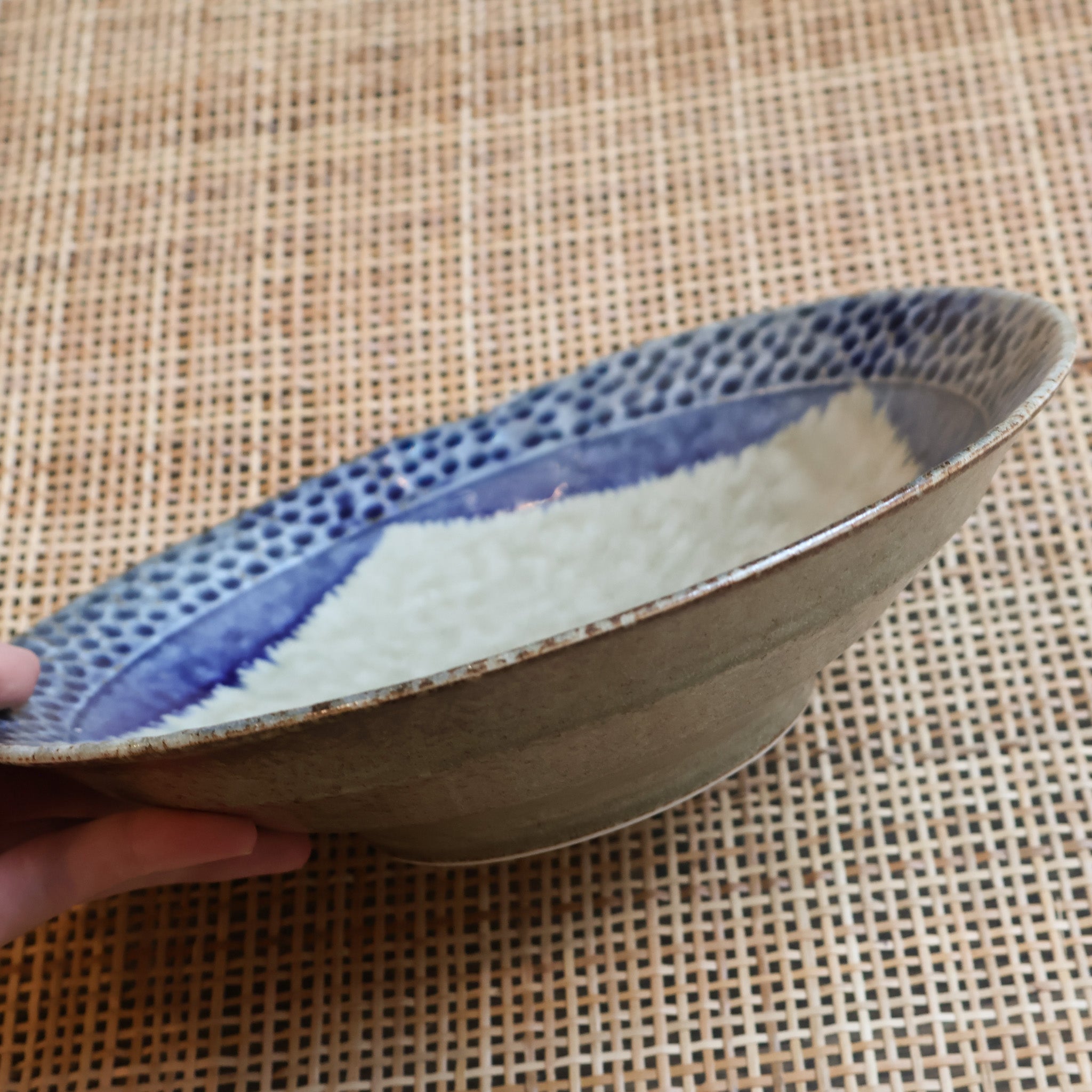 Stort fad med grålig glasur og blå prikker og detaljer