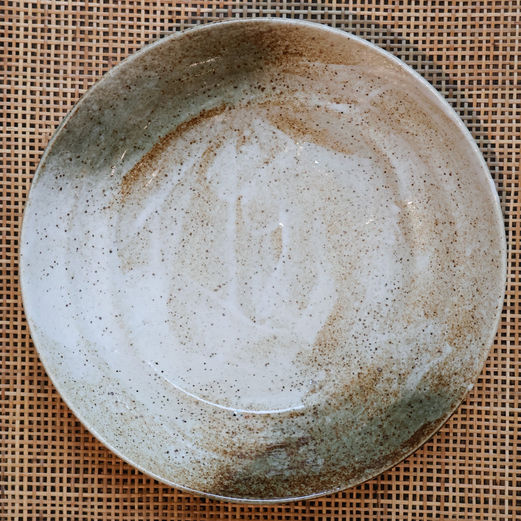 Stort fad med rustik glasur i brune og grønne nuancer