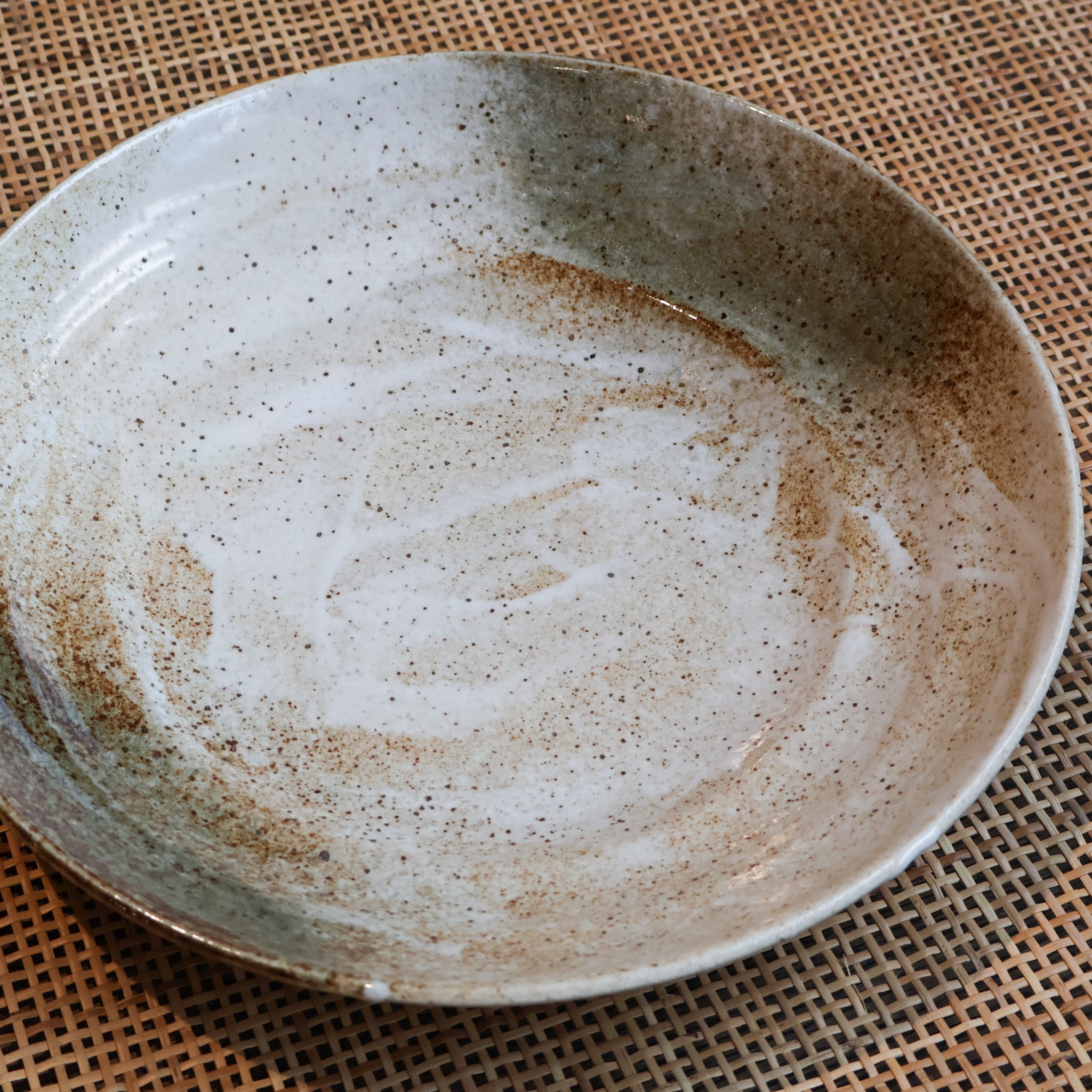 Stort fad med rustik glasur i brune og grønne nuancer