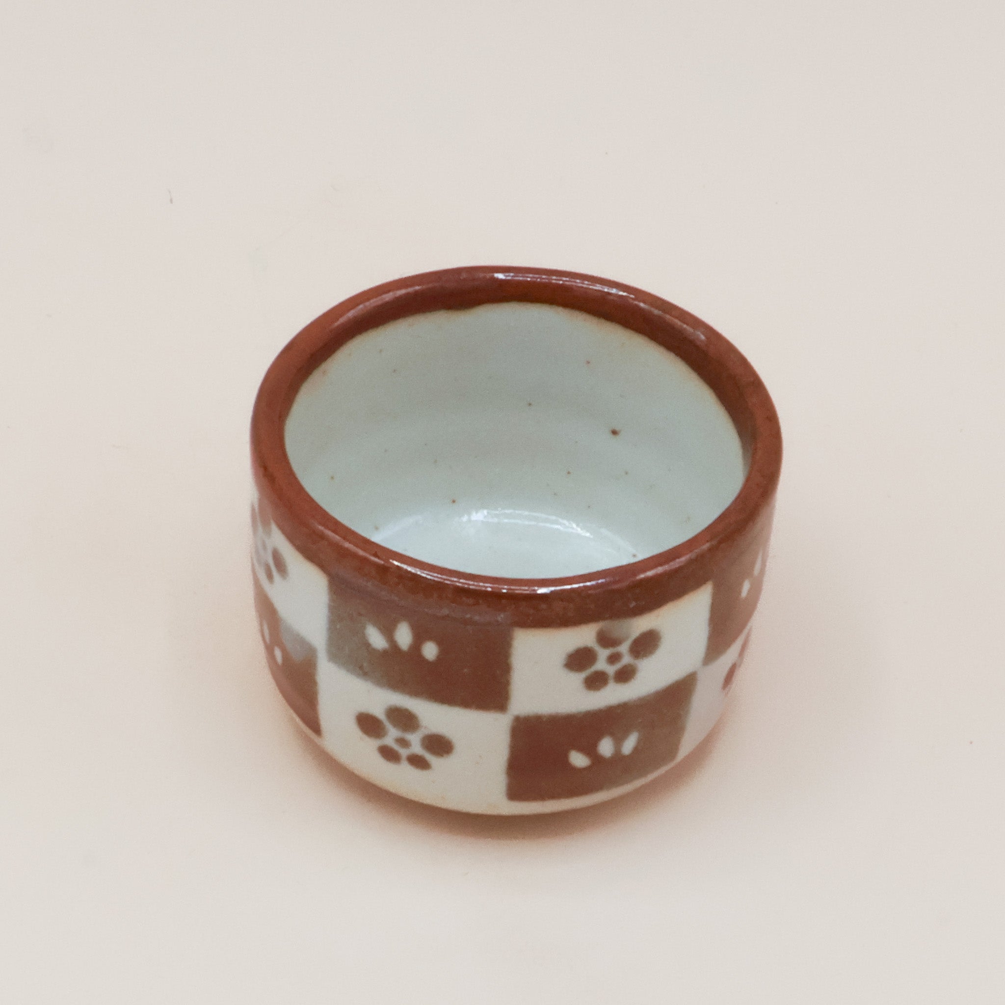 Sake cup in white and brown checks with a floral motif