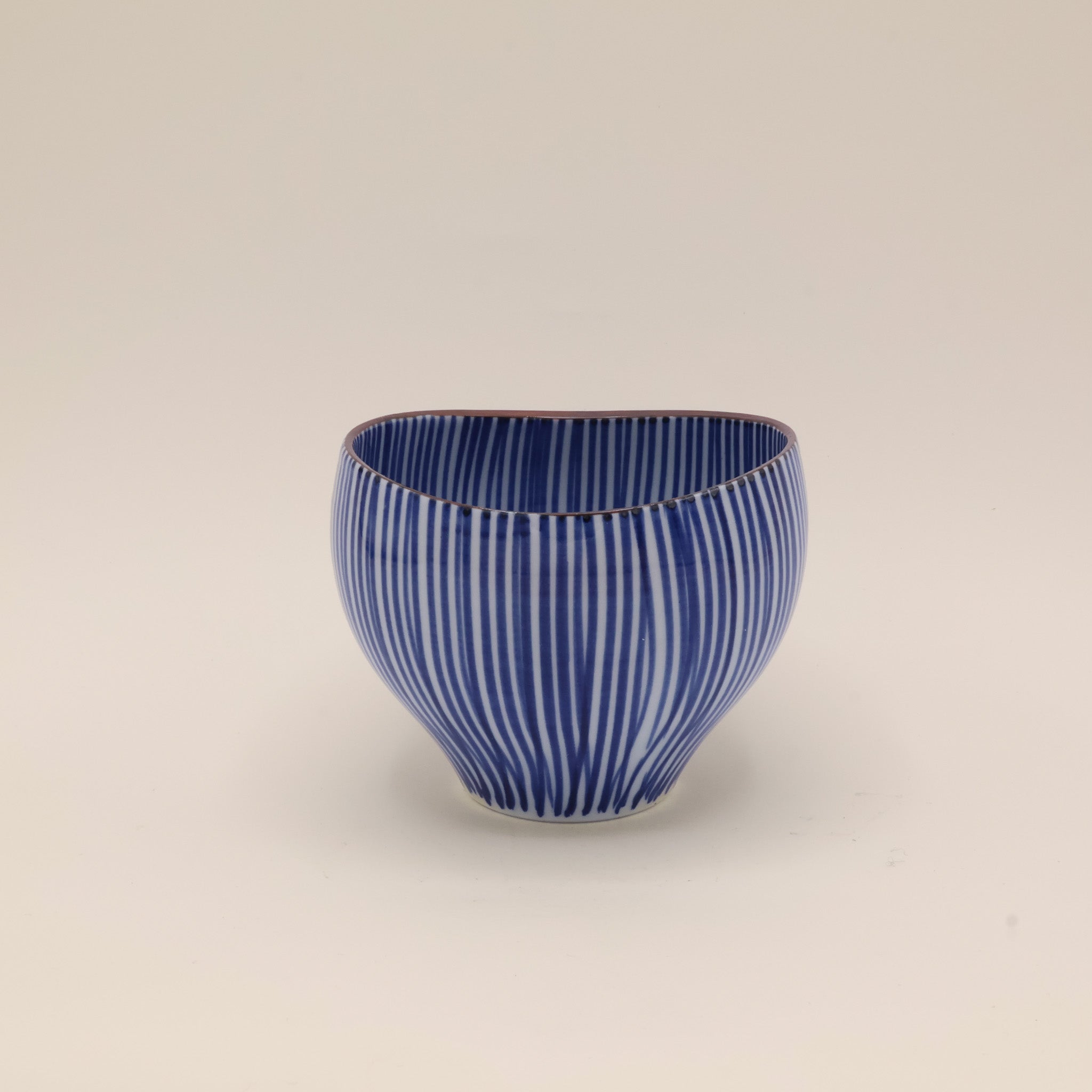Kop med blå lodrette striber og brun kant