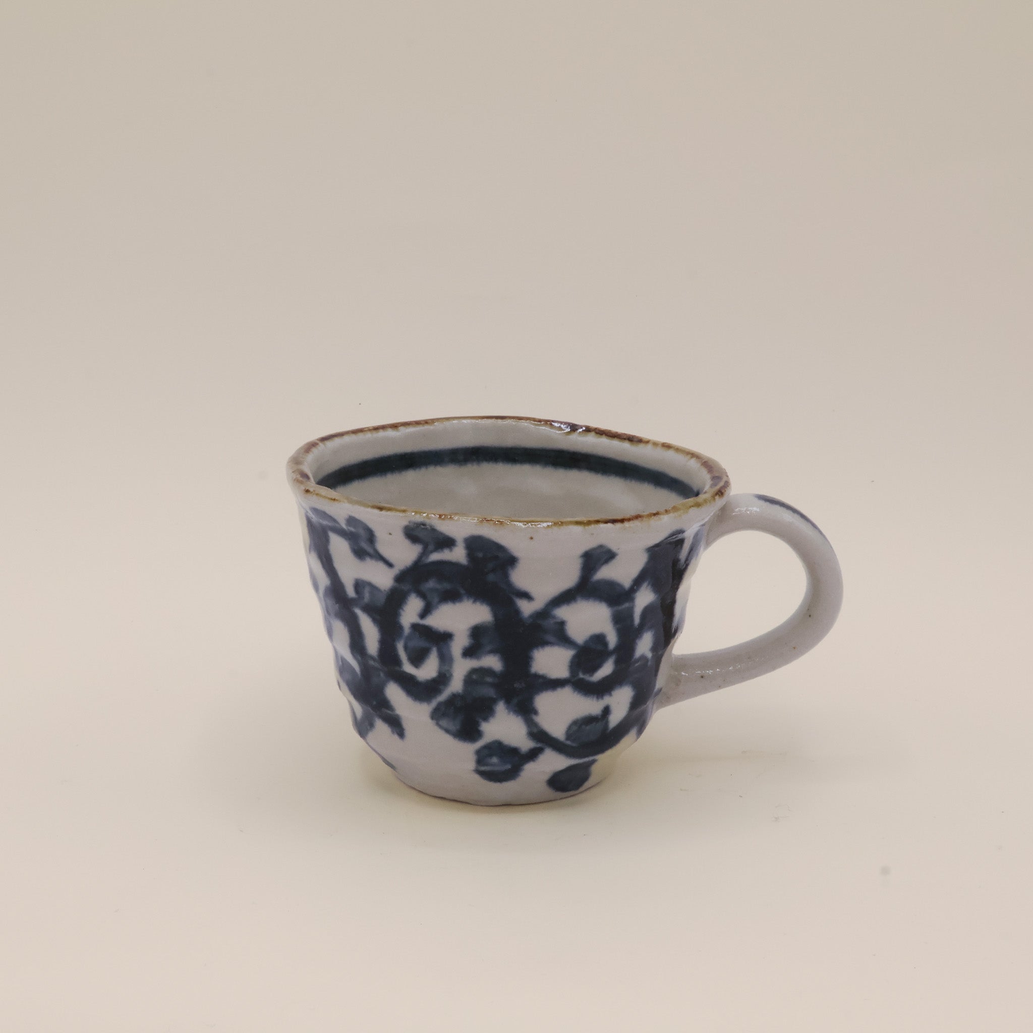 Rustik kop med håndmalet blåt mønster