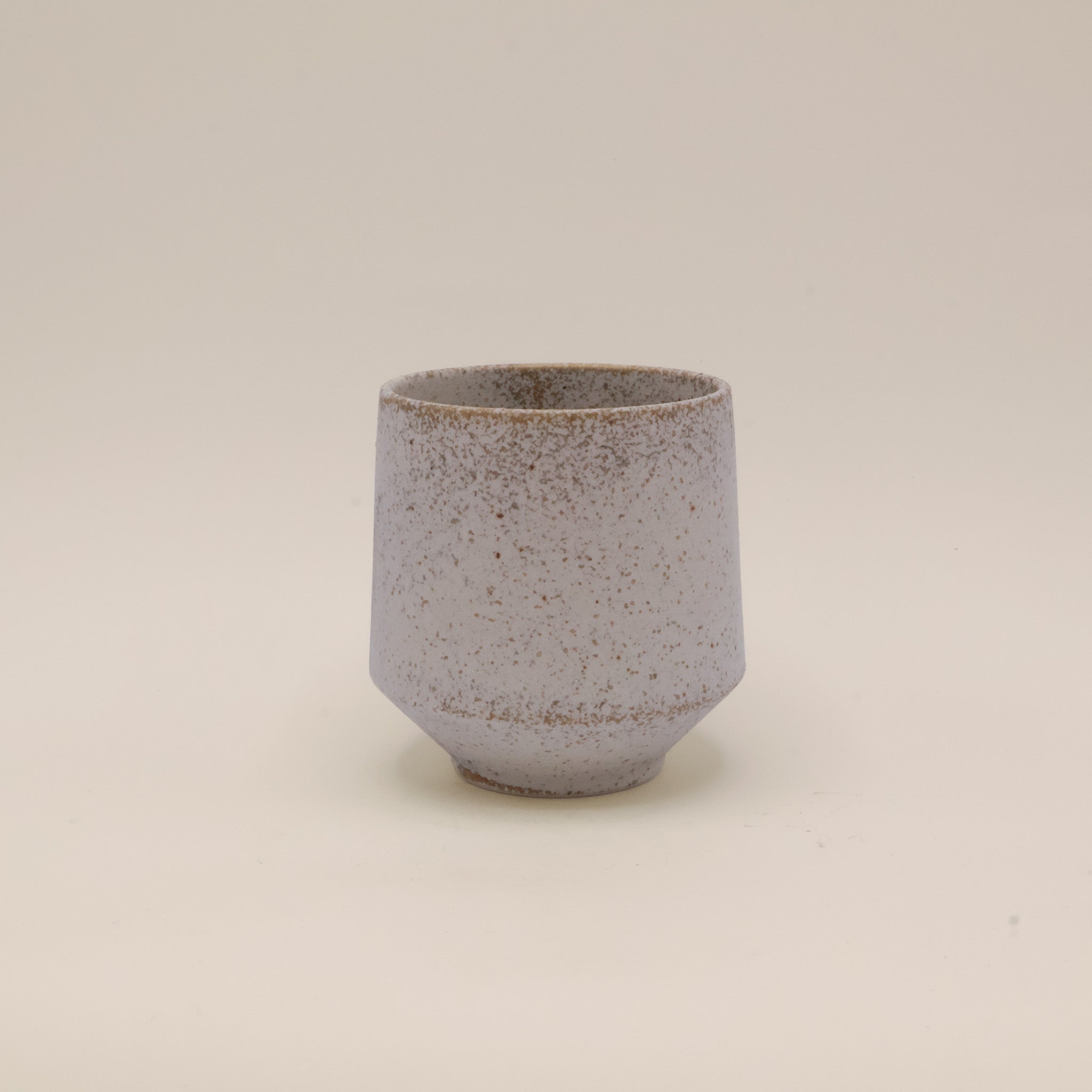 Kop med rustik hvid og brun glasur