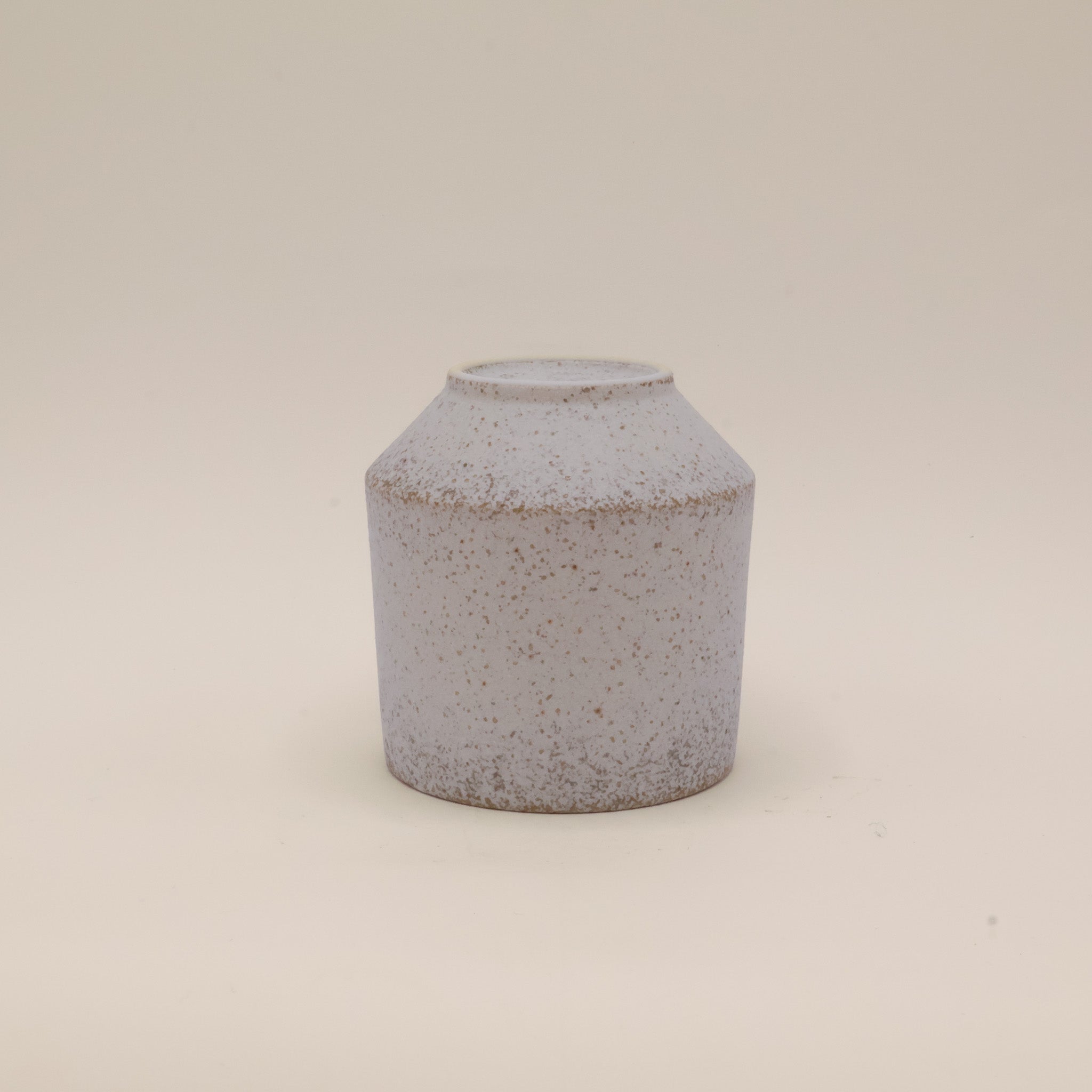 Kop med rustik hvid og brun glasur